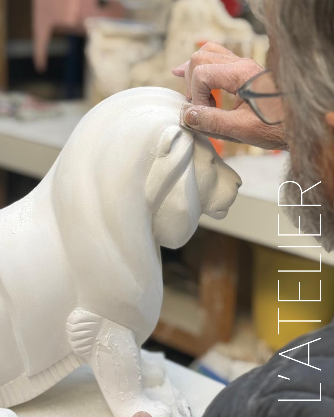 Après une année de silence, de réflexion et de gestes patients,
une forme émerge.
D’abord esquisse, puis souffle, puis présence.
Voici le "Lion de l’Atlas".
Force contenue, grâce souveraine.
Son corps semble taillé dans la lumière, comme si la matière elle-même se souvenait du vivant.
Il ne rugit pas — il veille.
Gardien d’un monde ancien, disparu,
symbole d’une nature que l’art ressuscite.
Sous les mains de Michel BASSOMPIERRE, la puissance devient douceur, et la sculpture, un acte de mémoire.
#platre #michelbassompierre #artistefrancais #lions