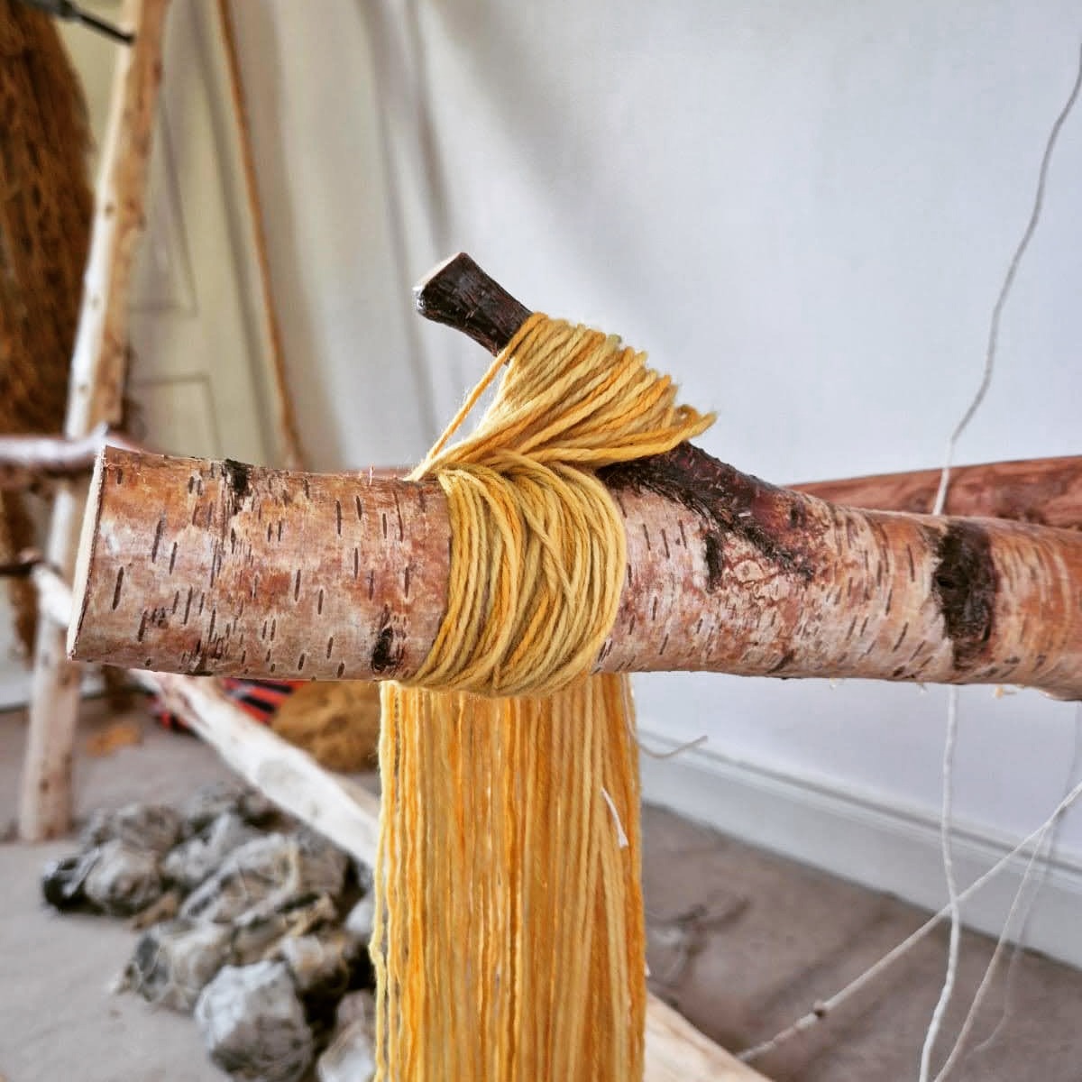 I've been makinga new "mini-feldur" in black and gold. Here you can see me knitting the heddles, ready to start weaving. It's a painstaking process, as I have to create individual loops for each warp thread and knot them in place. However, I'm really excited to work on this Viking-inspired fashion piece, ready for the book festival at @butserancientfarm this weekend!
#weaver #weaving #weaversofinstagram #fibreart #fibreartist #slowcraft #traditionalcraft #scottishwool #sustainablecraft #recycledwool #vikingcloak #vikingcraft #vikingweaving #varafeldur #vikingreenactment