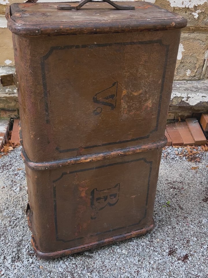 Lagerräumung Teil 2: Sogenannter „Überseekoffer“, um 1900 mit den Initialen V.B. Seitlich die Aufschrift „Rittm. Dr. v. Besser."
Im Gothaischen Hofkalender findet sich ein preußischer Offizier namens Viktor Friedrich von Besser (1852-1919), der in den Listen des Preußischen Adels auftaucht und den militärischen Rang eines Rittmeisters trägt. Er wird als Angehöriger des alten Adelsgeschlechts von Besser aus Pommern geführt.
Ob ihm dieser Koffer gehört hat?
Stark gebrauchter Zustand mit Beschädigungen und Flecken, der sicher viele Reisen und Manöver mitgemacht hat.
85 Euro - Abholung in 01998 Klettwitz
#Schrankkoffer #Überseekoffer #Preussen #1900 #antik # antiquedealersofinstagram #antiquitätenladen #antiques