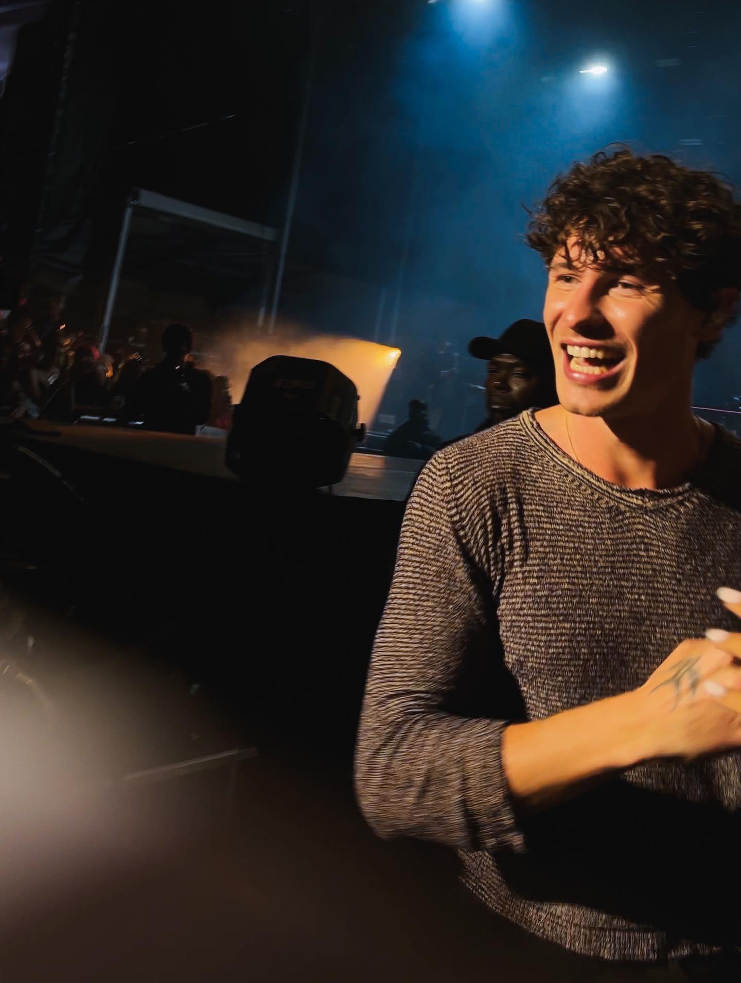 Foi uma longa estrada, mas um belo caminho! Vimos de pertinho alguns shows da On The Road Again Tour nos Estados Unidos e relembramos como Shawn Mendes reencontrou seu amor pelos palcos. 🤎
Leia a matéria completa em www.weinthecrowd.com
✍️📷 Amanda Spindola