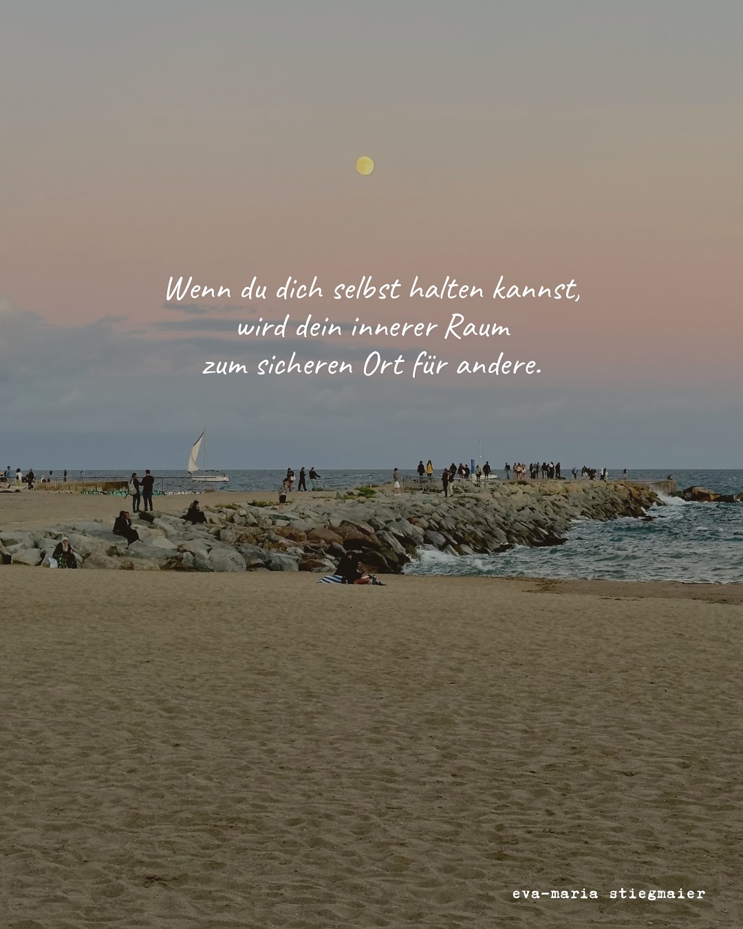 Suchst du Sicherheit noch in deinen Beziehungen?!?
Wie wäre es, wenn echte, wahrhaftige Sicherheit entsteht, wenn du lernst, sie IN DIR SELBST zu kultivieren?✨
Wenn du dich in schwierigen Momenten halten kannst, anstatt dich selbst zu verlassen, verändert sich die Art, wie du mit anderen verbunden bist.
Du brauchst Menschen nicht mehr, um dich „ganz“ zu fühlen, oder um deine Wut zu entladen, deine Leere zu füllen, deine Angst zu besänftigen…
Du begegnest ihnen aus Ganzheit! ♥️
Und du spürst, wie Ruhe in dir einkehrt.
Du wirst klarer, freier, weicher – weil du nicht mehr gegen dich kämpfst.
Dein innerer Raum wird weit, nicht nur ein sicherer Ort für andere, sondern - und vor allem - auch für dich selbst.
Und genau dann entsteht echte Nähe –
nicht aus Bedürftigkeit, sondern aus Präsenz. ✨🙌
#sicherheit #nähe #beziehungstipps #psychologie #selbstregulation #bewusstsein #mindfulrelationship