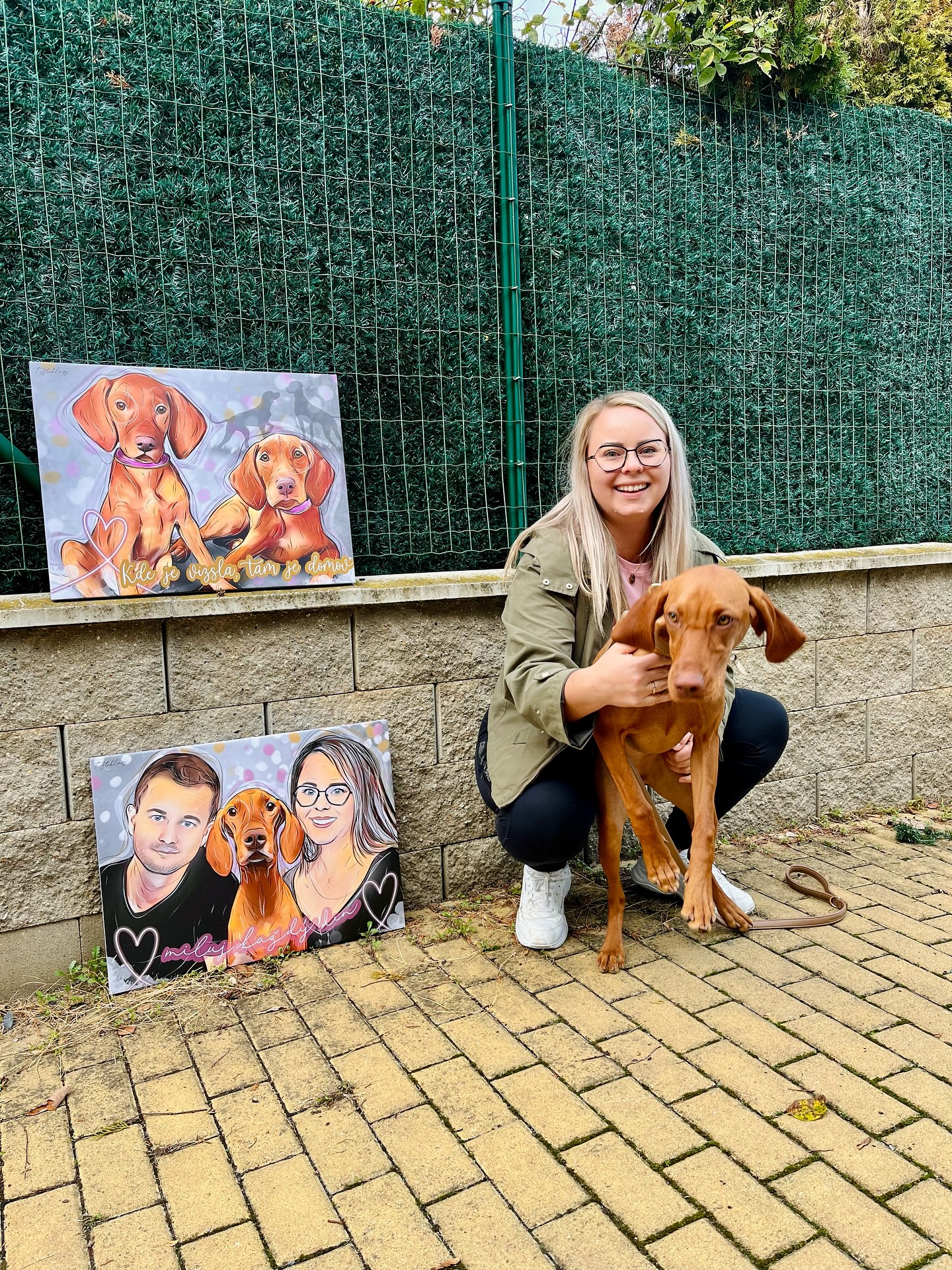 Huráá, konečně jsme se sešli! 😂🖤 od určité doby se vidíme se Sabčou vždycky každý půl rok a vždycky to je milé setkání, které něco sebou nese.
Já už jsem několikrát měla dlouhý post o celém našem příběhu, nebo spíš příběhu Sabči a její 🕊️Miušky, nebo teď i o Medušce. A nebojte - chystám další, protože už toho máme na společném triku víc než dost a já jsem na to celé tak strašně pyšná, že se nikdy nepřestanu chlubit ❤️
No nic.. k věci 😂 tentokrát měla celá rodinka výlet do Prahy a mezi zastávka byla jistá! Kromě socializace Medušky s našim satánětem a naopak (což vidím jako velké plus, protože naše malá přijde do kontaktu s tolika psíma osobnostma ❤️), odjely konečně tyhle dva obrazy tam kam patří.
A já doufám, že je brzy uvidíme i v @doggiespot_cz 😍 a nejenom, jak bude naše spolupráce dál pokračovat? 😛
#dogart #dogportrait #dogportraits #dogdigitalinfluencer #dogdigitalart #doginfluencer #maďarskýohař #madarskyohar #madarskystavac #madarskavyzla #vizsla #vizslacz #hungarianvizslapuppy #hungarianvizslas #doggiespot #spoluprace #spolupráce