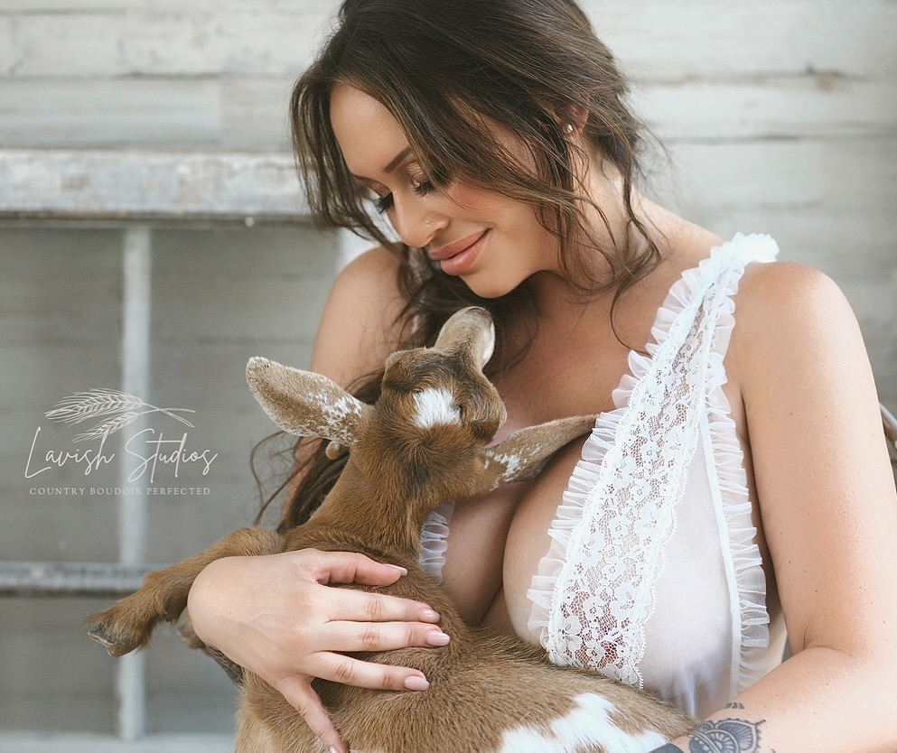 SLOANE
Lavish Studios
Country Boudoir Perfected.
www.thelavishstudios.com
407-402-5821