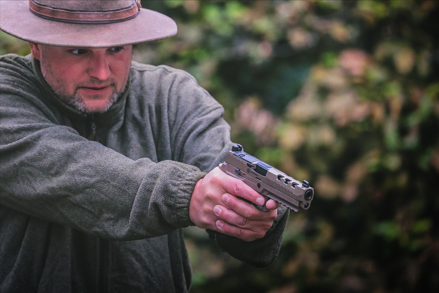 Der Fangschuss ist das härteste Kapitel der Jagd. Es ist jener Moment, in dem Erfahrung, Ruhe, Technik — und zuletzt die Entscheidung des Jägers — über Gelingen oder Leiden entscheiden. Jörg Burgstaller, erfahrener Jäger, Waffenexperte und österreichischer Importeur von SIG Sauer, spricht aus jahrzehntelanger Praxis: „Der Fangschuss ist kein Zufallsschuss. Wer glaubt, eine Kurzwaffe in die Hand zu nehmen und dann wird’s schon gehen, irrt gewaltig.“
Mehr zum Thema Fangschuss und was es dabei zu beachten gilt auf www.schussundstille.com
#jagd #hunting #fangschuss #kurzwaffe #sigsauer #tipps #schussundstille