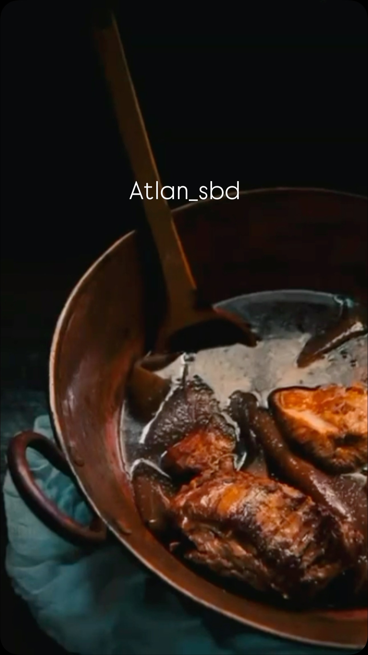 Al cor de Michoacán, Mèxic va néixer una tradició: les carnitas, cuites lentament en el seu propi suc fins a aconseguir aquella textura perfecta , tendra, sucosa i daurada.
Avui, a l’ATLAN reinterpretam aquest clàssic mexicà amb un toc contemporani, cuidant cada detall: des de la selecció del tall fins a la temperatura exacta que en desperta el sabor més pur.
Una experiència que honra la història, però mira cap al futur.
Tacos de carnitas: tradició reinventada.
#cuinaambarrels #atlansbd #atlansabadell #greekandmexicanfood #foodinnovation #gastronomia #mexicanfood.