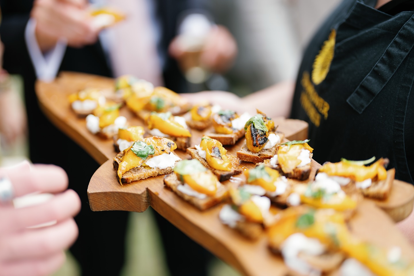 Love these shots from C and P’s big day in August! The Mexican inspired menu was one of our favourites of the season, and @northcadburycourt was the perfect venue for a proper party for their 140 guests. Scroll to the end for the cutest shots of them cutting the giant tiramisu we then served up for pud.
Now we have the giant paella pan, fancy a novelty sized dessert in lieu of a wedding cake? Cheesecake? Pavlova? Chocolate torte? The opportunities are endless and we’re keen! Get in touch x
#somersetwedding #somersetfood #dorsetfood #dorsetwedding #wiltshirewedding #bristolfood #bristolwedding #devonwedding #sharingfood #salads #giantdessert #gianttiramisu #weddingcakeinspo #weddingcakeideas #tiramisu