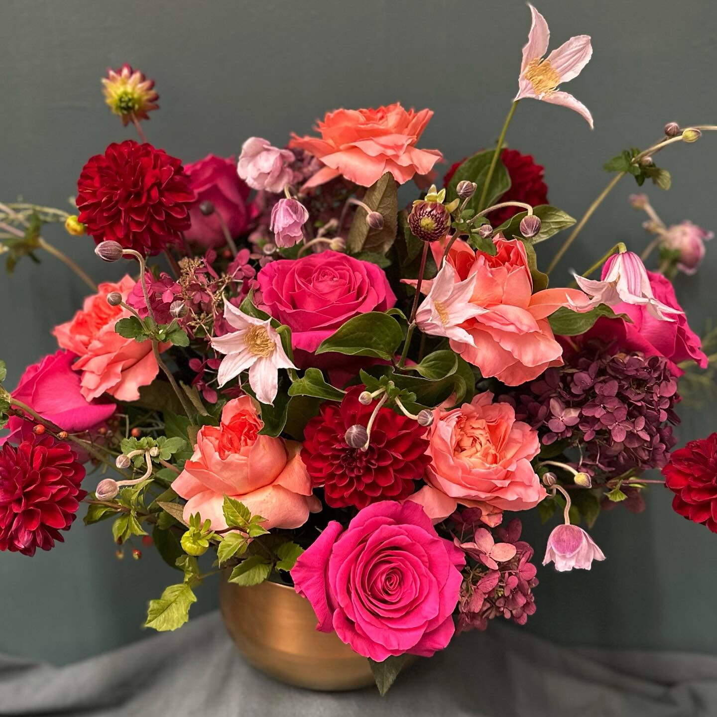 Octoberâs bouquet: dahlias, garden roses, clematis, Japanese anemones. Grateful for all this colour before winter settles in đ¸đ #flowerpoweralways
#flowerpower #floralfix #flowerstagram #floraldesign
#nycflowers #frenchflorist #artisanfleuriste #luxuryflowers #retailflowers #elegantflowers #nycflowerbouquets #classyflowers #giftflowers #lusciousflowers #subscriptionflowers #beautifulflowers #internatrionalflorist #nycflowers
