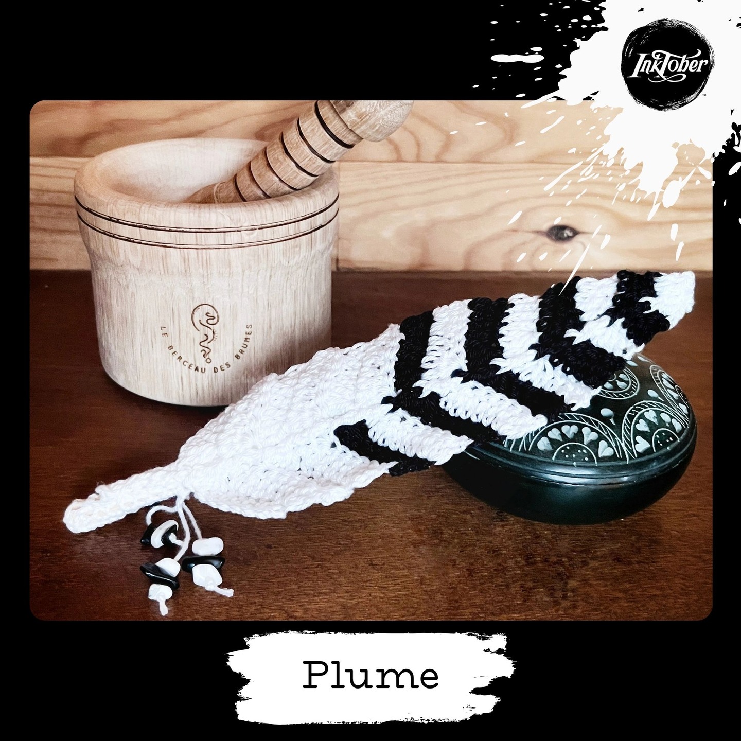 Jour 13 – Inktober 2025
mot du jour : Plume
Dans la cérémonie amérindienne de l'encens les plumes de fumigations servent à orienter et disperser la fumée de l'encens et participent à la purification des lieux.
Mais pas question ici de plumer qui que ce soit.
Dans un souci de respect animal, je vous propose ici une alternative entièrement réalisée à la main en 100 % coton noir et blanc et en perles d'obsidienne noire et howlite pour imiter le plumage des harfang des neiges .
Cette pièce est aussi un pont entre mes deux univers :
celui d’Au Panier d’Augustine, dédié à la création textile,
et 💎 celui de Tata Cailloux, tourné vers les pierres et les minéraux.
#inktober2025 #inktober2025jour13 #museedepicardie