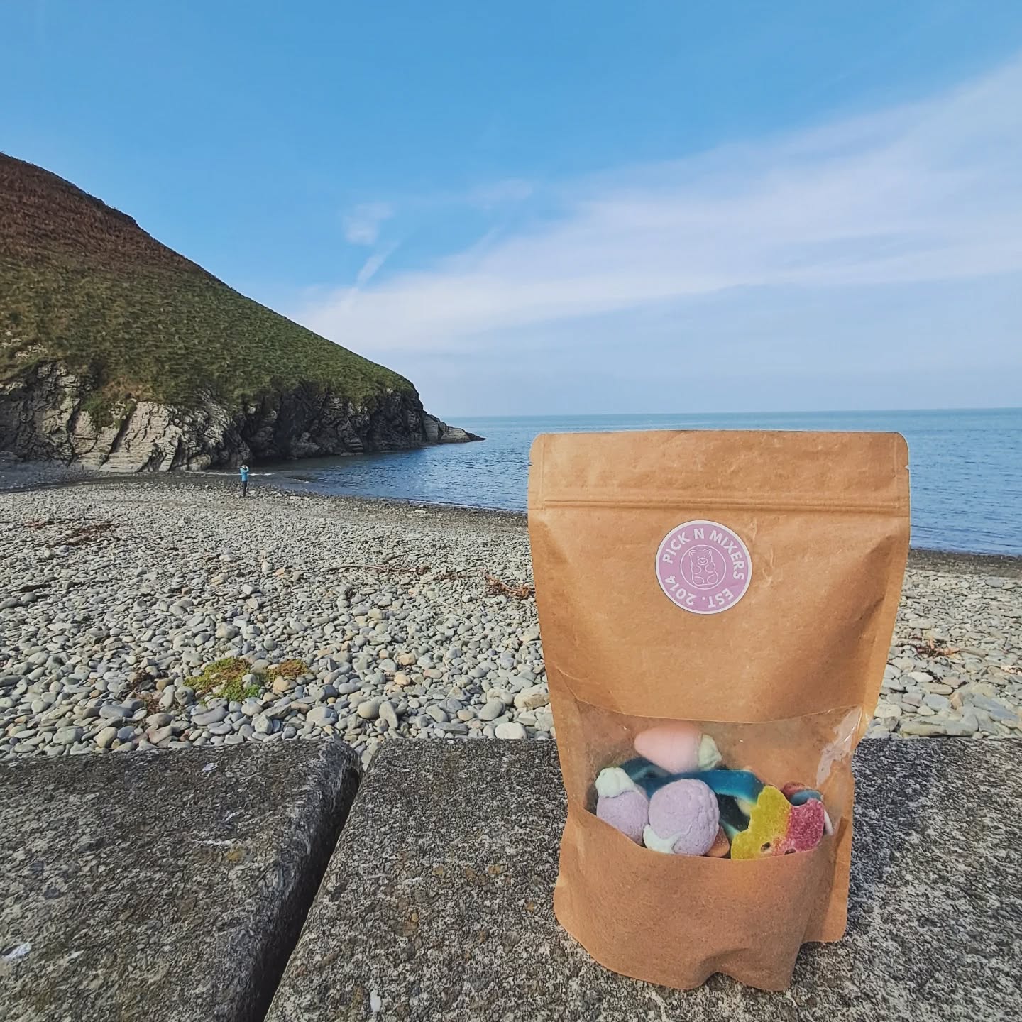 You can't beat some sweets by the beach! A little holiday at the welsh coast with our much needed supplies from @picknmixersrainford