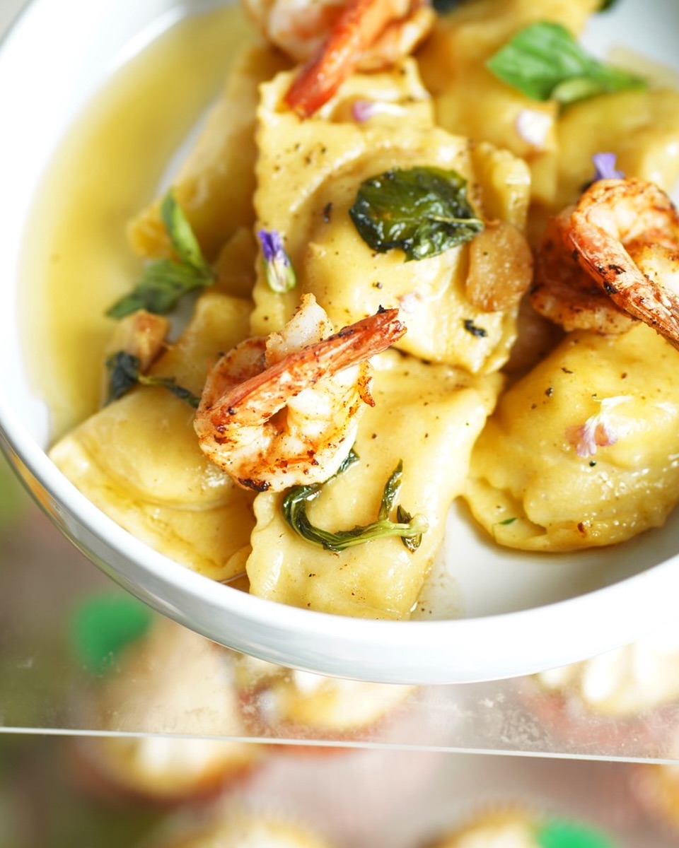 Roasted Gallic and Shrimp stuffed ravioli w/ lemon and Basil Beurre Blanc
#chefmom #cheflife #chef #blackchefnetwork #growthisaprocess #foodgasm #pasta #beurre #blanc #herbs #garlic