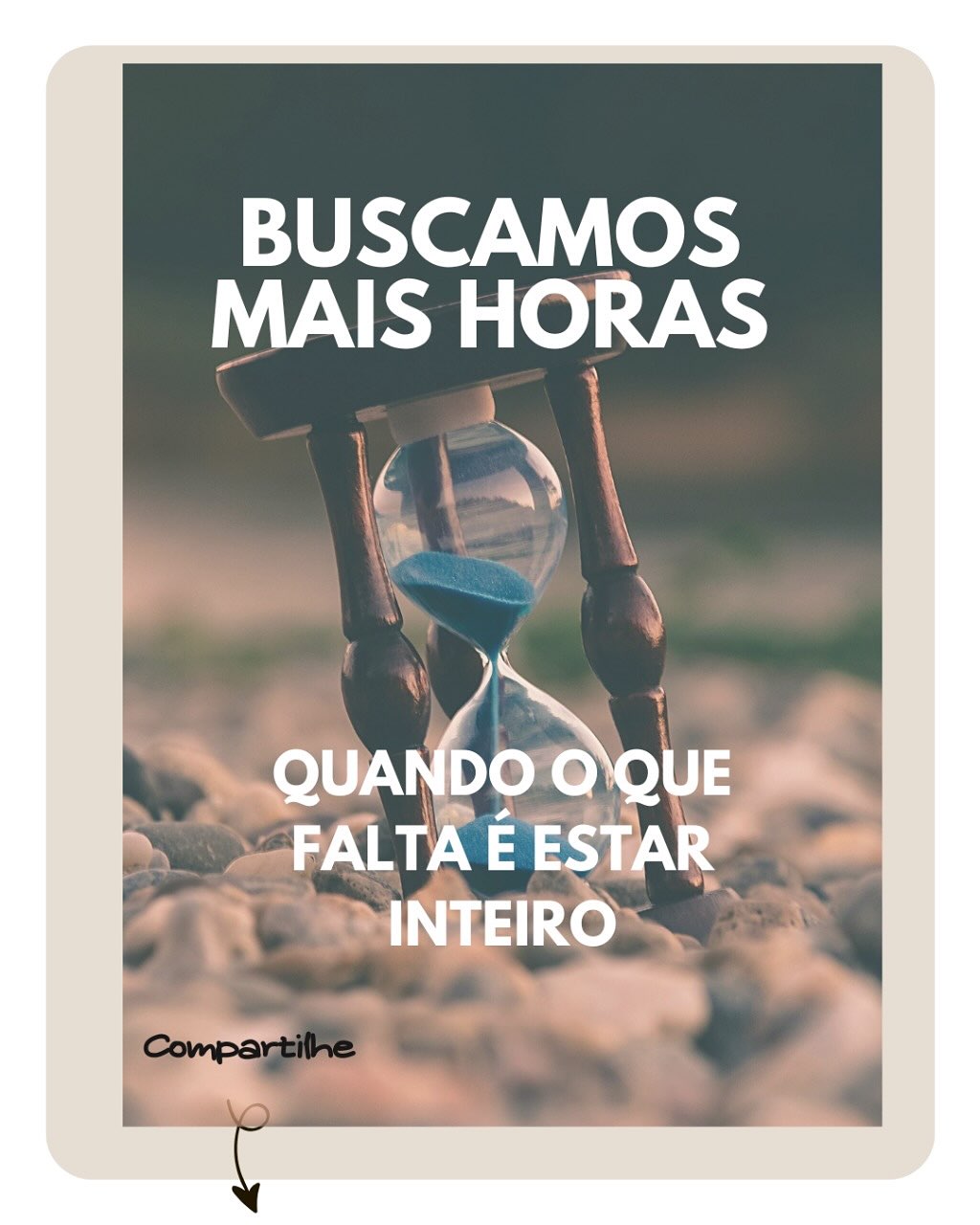 Vivemos a ilusão de que o tempo é o inimigo. Corremos, empilhamos tarefas, empurramos compromissos para amanhã — e terminamos o dia exaustos, sem lembrar onde estivemos de verdade.
O problema nunca foi o tempo: foi a mente fragmentada.
Esse foi o tema da palestra que dei hoje para parte da equipe da @secretariadamulher.rio Secretaria da Mulher da Prefeitura do Rio de Janeiro — sobre foco, calma e bem-estar em meio à rotina.
Quem esteve lá sabe: mindfulness não é pausa, é presença.
E hoje estávamos presentes, compartilhando vivências, dores e conquistas. Foi lindo demais!
Segunda-feira que vem, dia 20 de outubro, tem mais!!!
Vamos aprofundar sobre o estresse que nos adoece. Espero vocês, mulherada linda!
E pra continuar essa conversa fora do auditório, preparei um presente exclusivo.
Se você participou, me siga aqui no Instagram e envie a palavra PRESENÇA por mensagem direta.
Você vai receber um mini e-book com 5 práticas simples pra aplicar mindfulness no trabalho, do jeito real, entre e-mails, reuniões e respiros curtos.
Pra quem não pôde estar lá, fica o convite pra acompanhar o conteúdo aqui — porque esse é só o começo de uma nova forma de trabalhar com mais foco e calma.
Post produzido com ajuda de Inteligência Artificial.