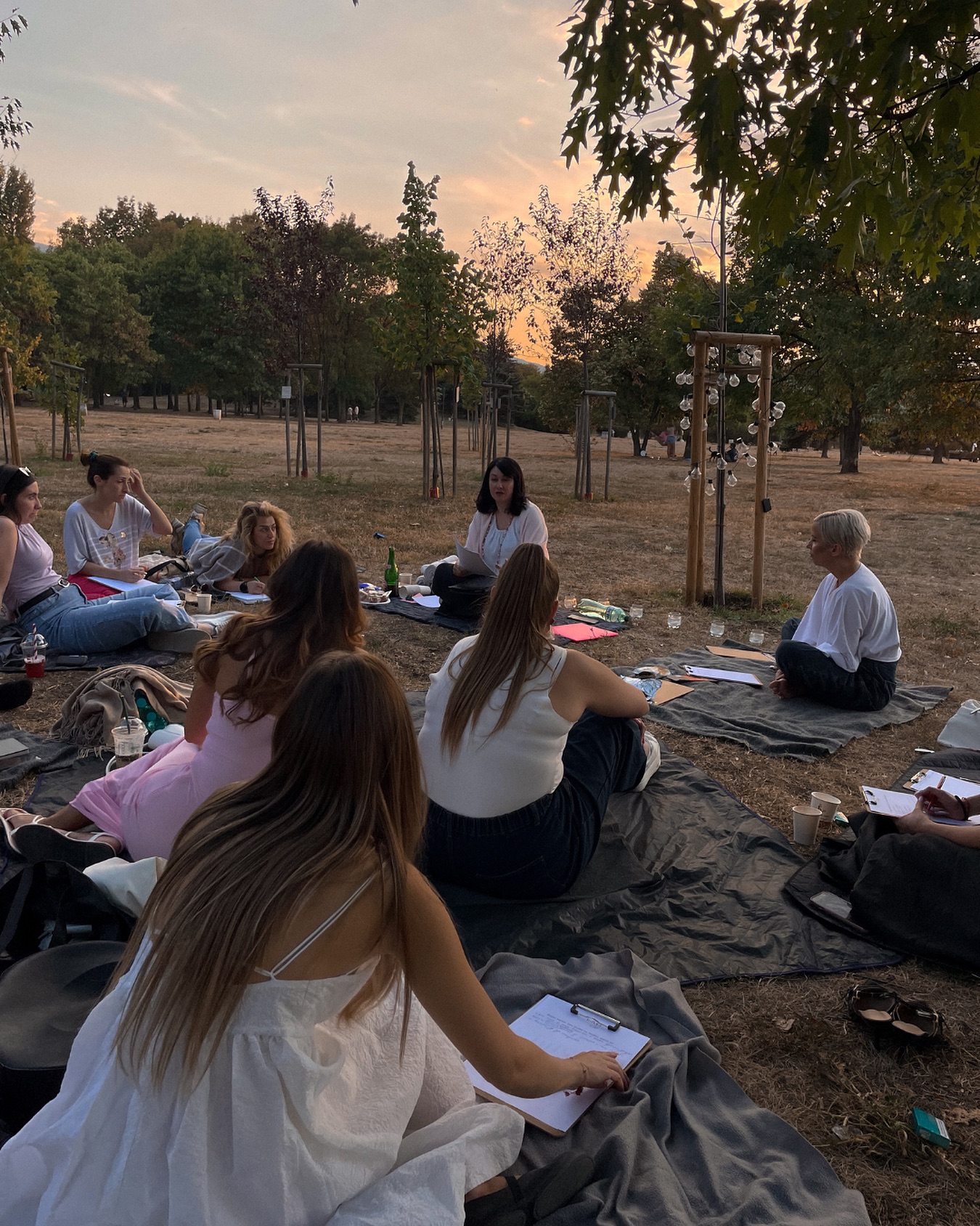 „Разбрах, че не е нужно всички да са на моето мнение.“
Tu Bora е място, където не всички са еднакви. Жените идват с различни възгледи, стилове, истории. Понякога това предизвиква несъгласия, но никога отхвърляне.
Именно затова клубът е толкова различен. Приемането е това да уважаваш различието - без да се губиш в него.