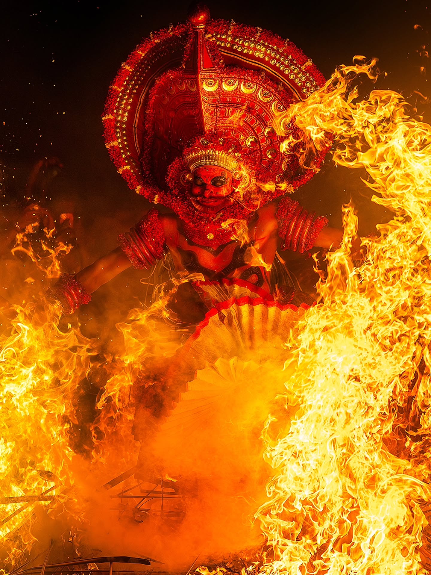 It’s time for Fire Gods 🔥
Kandanar Kelan!...
Shot on @sonyalphain A7iv
———————
#theyyam #theyyamfestival #kannur #keralafolkart #indianculture #keralaculture #indianheritage #folklore #indiaphotography #documentaryphotography #culturalphotography #portraitphotography #travelindia #indianfestivals #incredibleindia #heritageindia #indiaphotostory #sonyalphain #sonyalphainindia #vedaantkulkarni
{{Theyyam, Kerala rituals, divine folklore, traditional art, cultural documentation, Indian heritage, fire and faith, storytelling portraits, travel and culture, gods of Kerala}}