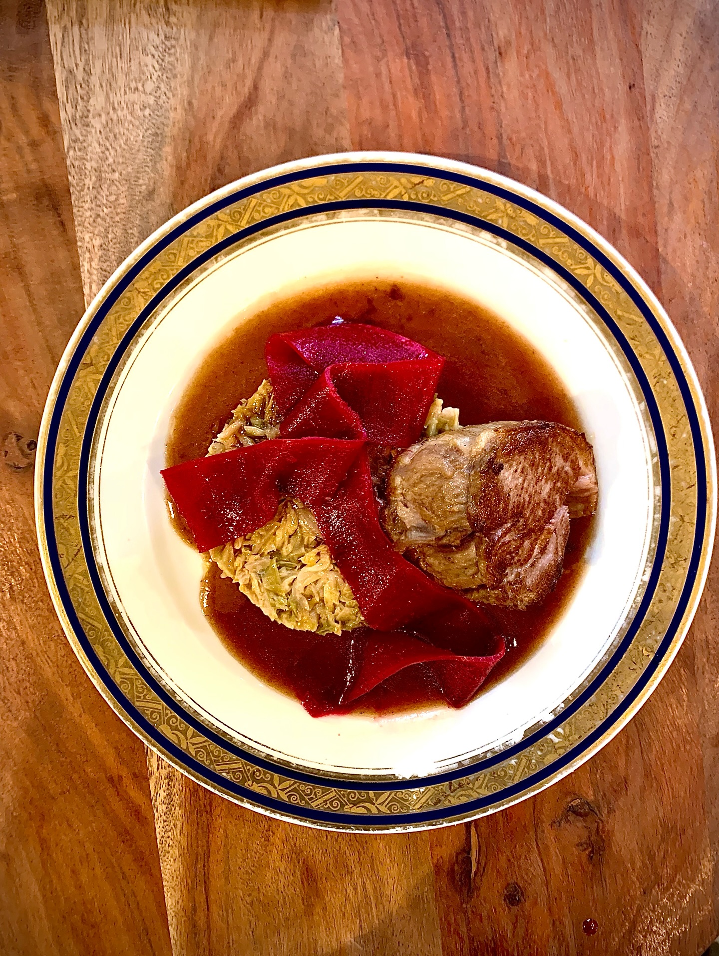 Selle d’agneau, embeurré de choux frisés, ruban de navet à la betterave et jus d’agneau
#lyon #lyon3 #restaurant #bistro #food #faitmains #homemade #foodporn