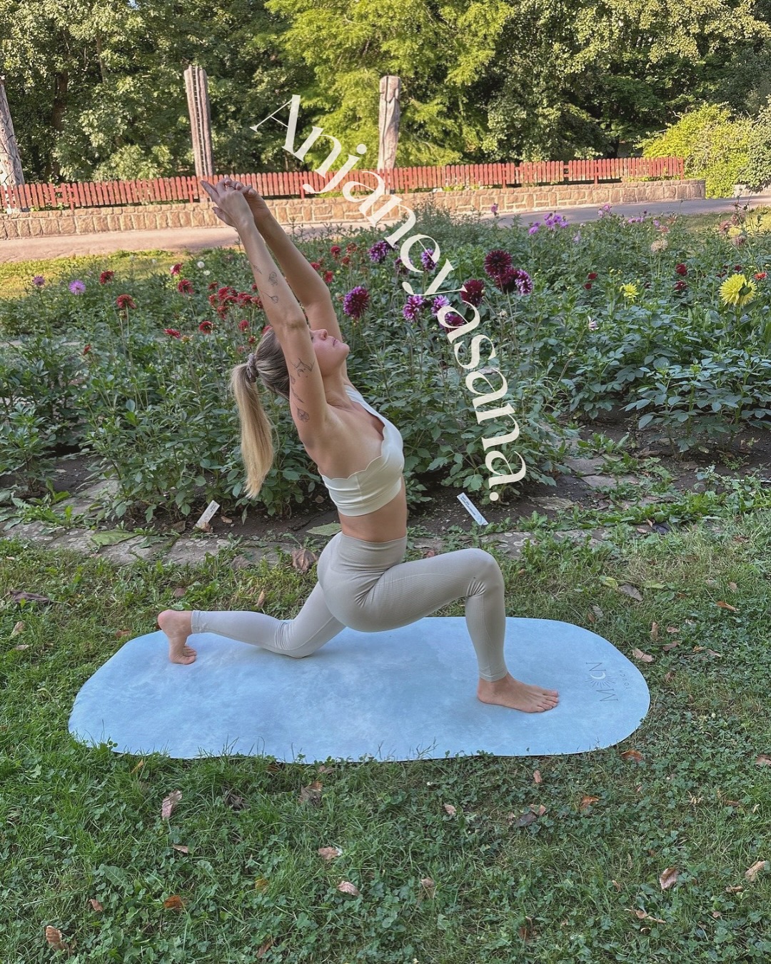 Klidná, vzdušná, jemná, inspirativní. To je jogamatka ~Cloud~☁️
#moontovuhmatty#jogamatka #joganapohodu