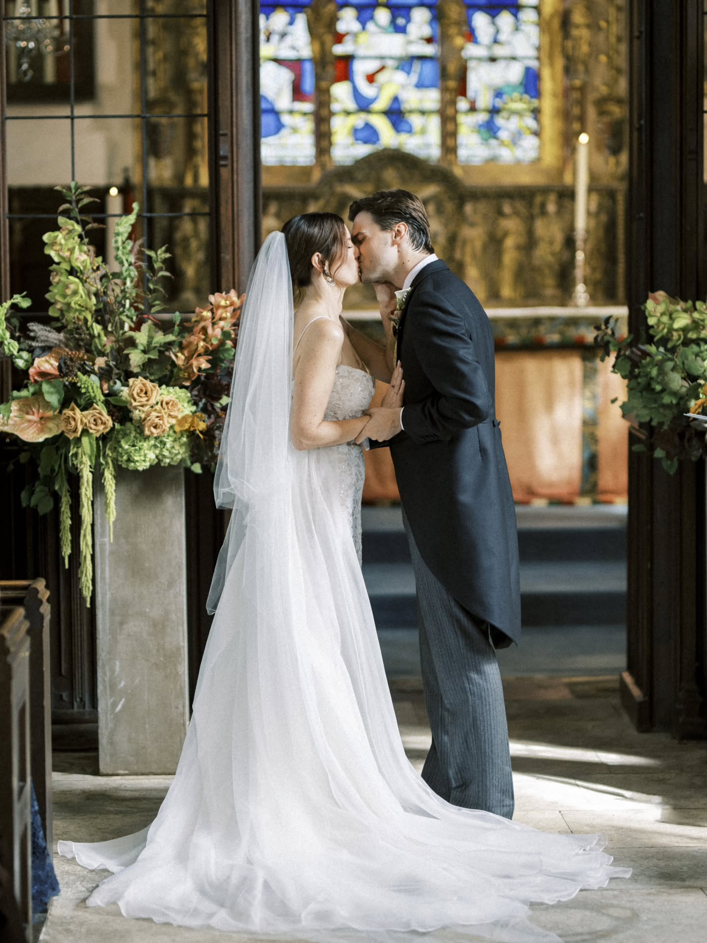 R & S.... the perfect Autumn wedding...
Beautifully curated all by the couple. Bringing in personal modern touches to bring their fabulous day together.
@stgileshouseweddings was the setting for their day, the sun shone and R & S worked with the house and its tones to inspire their palette... and it worked perfectly.
@camillaarnholdphotography nailed it.. captured it perfectly.... so many wonderful moments captured! The smiles, the joy, the detail....
@livlaermann worked closely with the couple to bring fabulous individual touches to their day in the format of their stationary!! The stripes I am a fan!!!
Loved it all.. bringing together modern seasonal blooms to work not only with @stgileshouse but bring a little bit of Aussie style blooms to the Dorset Countryside.. Plus for me the perfect mix of stunning flowers where design and style stands above the need for volume and substance!!!!
Beautiful day full of so much excitement and joy... it was contagious!
#dorsetweddingvenue #dorsetflowers #dorsetweddingvendor #stgileshouse #stgileswedding #luxurystyledwedding #wiltshireweddingflowers