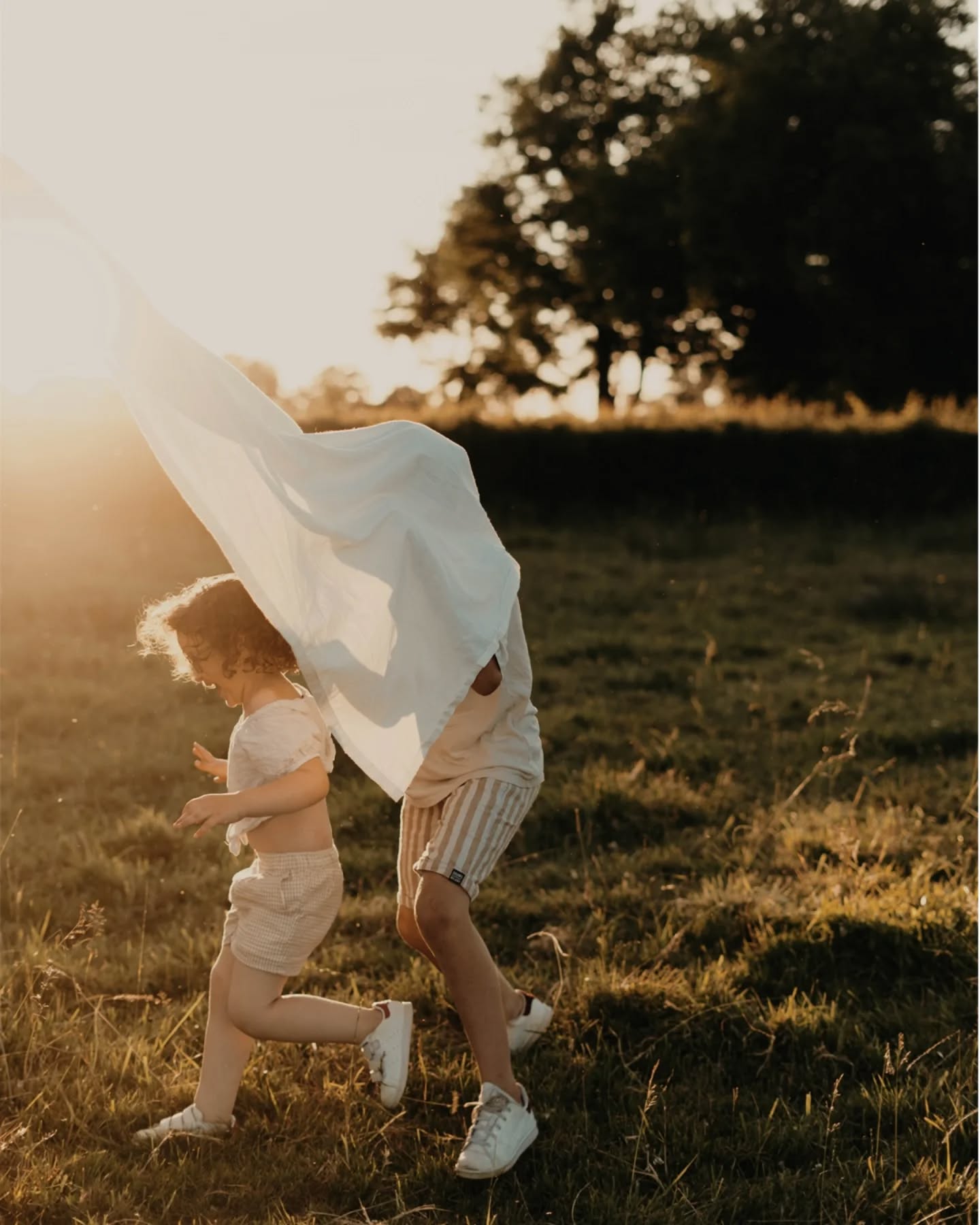 L’heure dorée, ce moment suspendu où tout semble possible… ✨
Une famille rayonnante, des enfants courant à perdre haleine, une maman qui joue, qui rit, qui vit pleinement l’instant sous le regard attendri de papa.
C’est dans ces moments simples que la magie opère : la lumière caresse les visages, les émotions sont vraies, les souvenirs se créent…
Capturer ce genre d’instants, c’est tout ce que j’aime : raconter votre histoire, telle qu’elle est, avec douceur, mouvement et authenticité.
Une couverture, un champ, le soleil qui descend lentement… et surtout, beaucoup d’amour.
#photographefamille #roanne #seancephoto #photographielifestyle #souvenirsdefamille #photographeroanne #photographefrance #famille #enjoylife #émotions