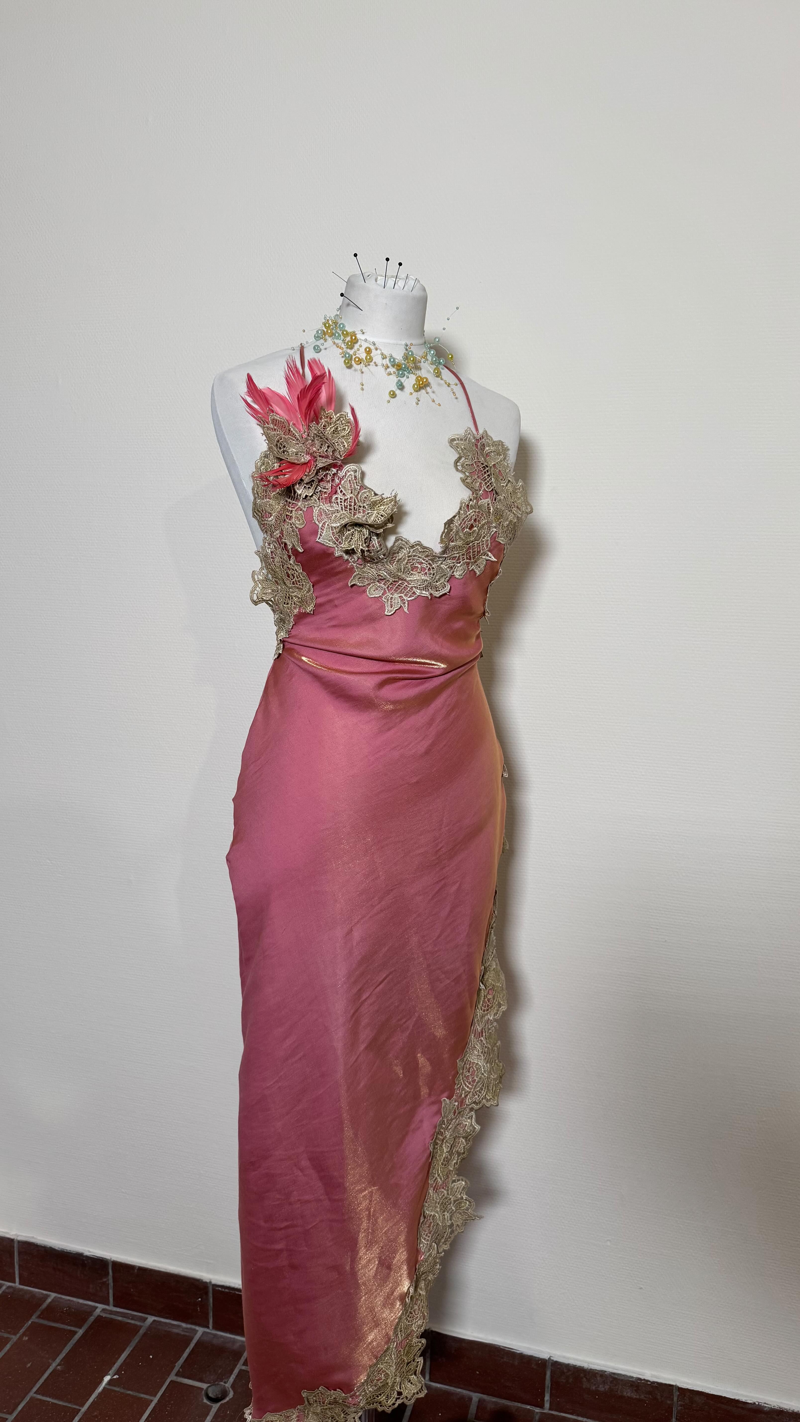 Pink & Gold satin dress.
Hand dyed lace in old gold shades.
Flower detail made of hand dyed goose feathers in old pink.
Custom garment for @puki.harana
Inspired by @carinegilson
#costumedesigner #sewing