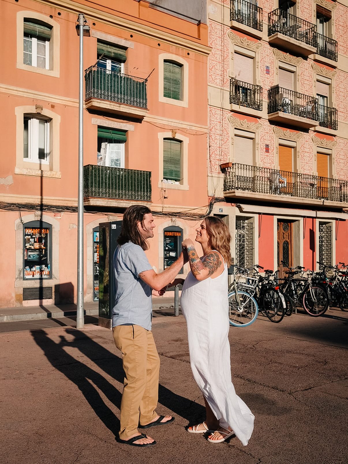 Your family photoshoot in Barcelona can be as original as you are. It doesn’t have to be in Gótico quarters, in a park or at home if that’s not your thing.
For a vibrant and colorful photoshoot with typical architecture and an original vibe, you can opt for La Barceloneta!
And the best part is you can end up on the beach - more pix to come in my next post!