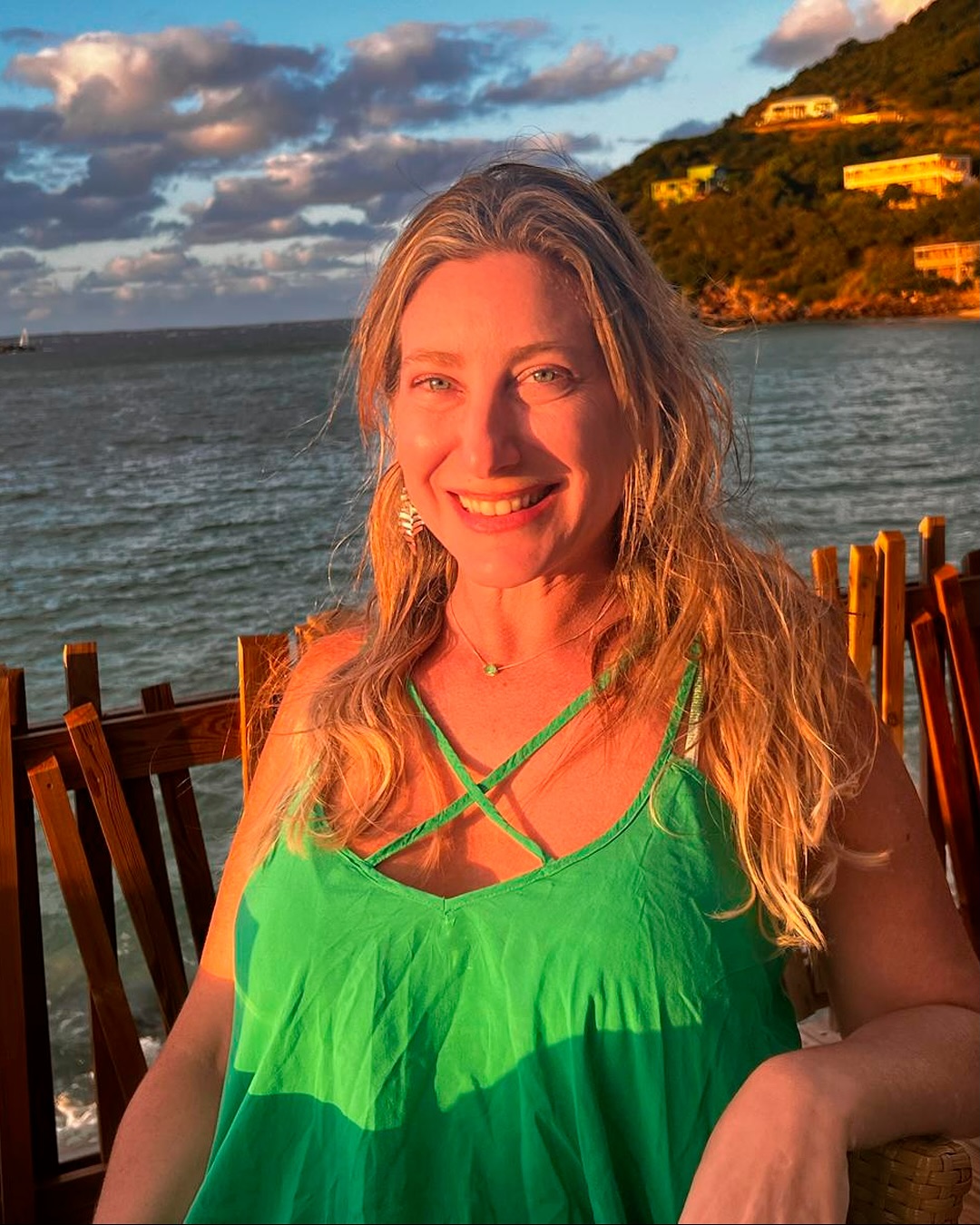 Dizem que o dia do aniversário é o momento em que o Sol volta ao exato ponto em que se encontrava no céu do dia em que você nasceu. E ao saber disso, penso quão grande e poderoso é esse momento que se repete nos céus todos os anos, mas que ao mesmo tempo nunca é igual aqui na terra dos mortais.
Faz 52 anos que o sol volta ao mesmo ponto daquele dia em que nasci. E aquela menina cheio de sonhos mudou um montão. E como! Mas o que permaneceu foi sua essência curiosa, amorosa, aventureira, com sede de conhecimento, de evoluir, de se transformar e transformar pessoas ao seu redor.
E apesar de ser apenas uma em 8,2 bilhões de pessoas que estão no mundo, gosto de voltar minhas lentes para meu microcosmo e lembrar que dentro de cada um de nós o cosmos é grande demais. Aqui dentro tem um oceano de ideias, medos, vivências, experiências, amor ... e muito ainda o que expandir.
Também gosto de imaginar que cada um de nós é único em sua essência e quando encontramos quem somos, nosso compartilhar com o mundo faz sim a diferença para aqueles que podemos tocar.
E nesse novo ciclo quero compartilhar uma reflexão que vêm me acompanhando desde que assisti a um espetáculo teatral que me impactou muito.
De um lado somos caos. De outro somos ordem.
O caos não é bagunça: é inovação, imaginação, criatividade, ideias. É ali que criamos, expandimos, passeamos pelo território do desconhecido e do que pode nos surpreender. Porém .... quando vamos para o excesso dessa energia tudo vira uma verdadeira confusão e tumulto.
A ordem, por sua vez, organiza, planeja e traz limites claros. Ela é chão, raíz e nos dá estrutura. Mas .... quando vamos para o excesso dessa outra energia e comprimimos demais, ficamos prisioneiros de nossas próprias grades. E assim, não há espaço para o acaso, para a serendipidade e para a vida nos surpreender
Portanto, para meus 52 anos, o que eu desejo é a sabedoria de saber caminhar entre o caos e a ordem, compreendendo que o equilíbrio não está no meio desses dois espaços, mas no passeio contínuo entre um pólo e outro. (Continua nos comentários)!