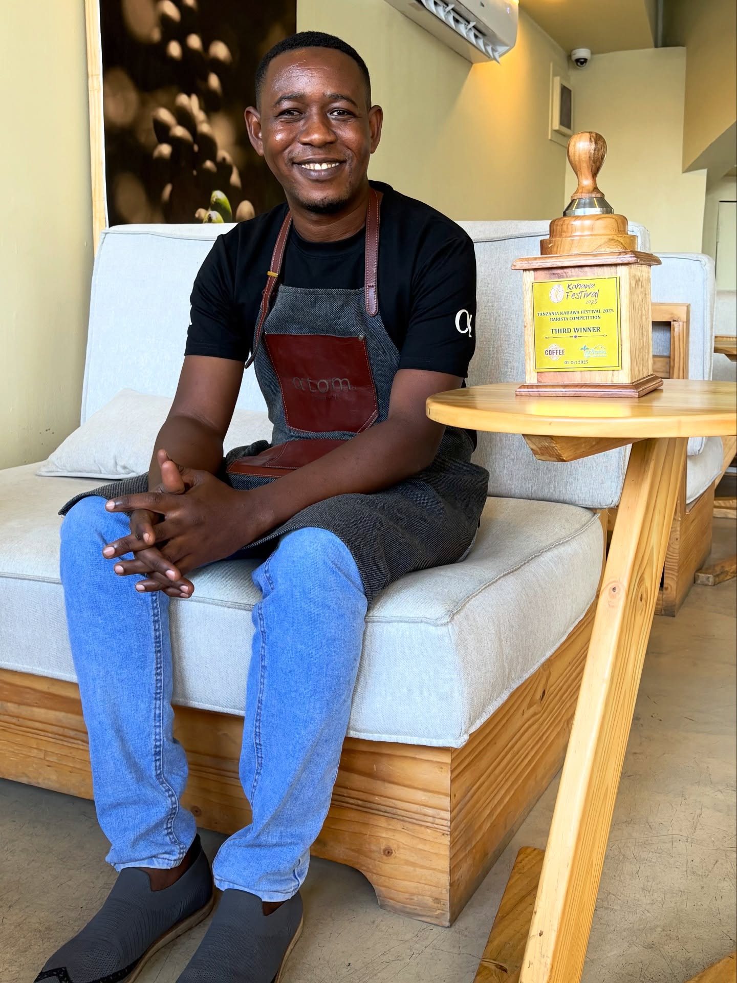 Proud moment for our team ☕️ 👏🏾 Congratulations to @ommy.thebarista_1986 for being the 3rd winner at the @kahawafestival …Your hard work and skill keep is inspired!
#kahawafestival #theatomexperience #barista #baristachampion #baristacompetition #baristalife