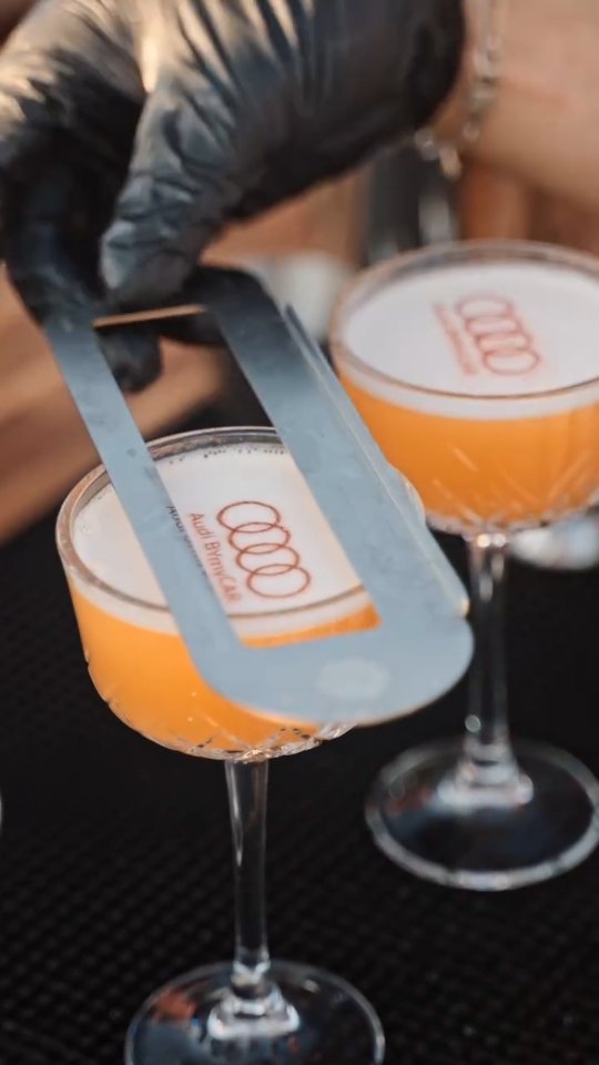 ✨ Événement exceptionnel avec Audi ✨
Plus de 400 cocktails shakés sur le rooftop de la concession, sous un sunset incroyable 🍸🔥
Un moment suspendu entre élégance, saveurs et art de vivre, quand l’univers automobile rencontre celui de la mixologie
Merci à toute l’équipe @audi_bymycar_rhonealpes pour leur confiance 🙌
🎥 : @thomasdebaillon
#cocktailevent #audi #rooftopvibes #mixologyexperience #bartenderlife #eventpro #sunsetmood #lyonevents