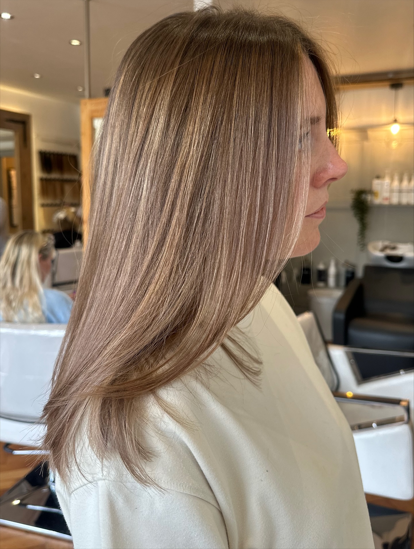 When time is of the essence, we aim for effortless maintenance without compromising on class.
Embracing the seasonal shift, we chose to blend and soften the demarcation from root to ends — toning things down for a subtle, fresh finish that grows out gracefully.
#surreysalon #coloursalon #balayge #brondebalayage #tadworth #carameltones #autumnhaircolor #mumhairstyles #haircare