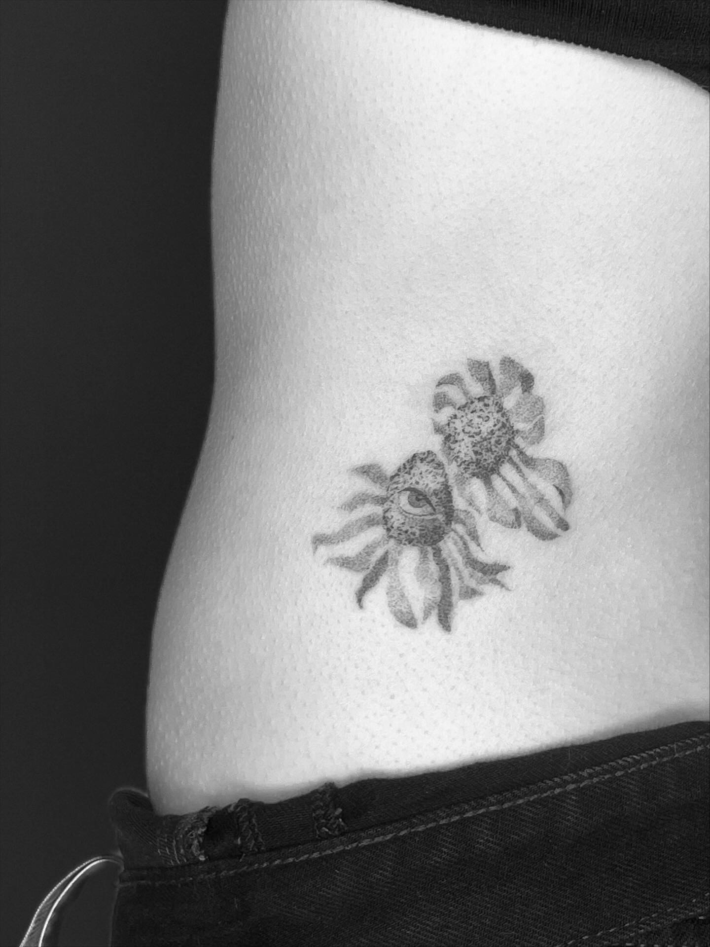 sonnenhut gepikst bei @studio.butterberg
merci luana
#handpoke
#handpoketattoo
#handpokedtattoo
#stickandpoke
#stickandpoketattoo
#echinacea
#sonnenhut
#floweratattoo
#botanicaltattoo
#floraltattoo
#planttattoo
#naturetattoo
#finelinetattoo
#blackworktattoo
#lineworktattoo
#tattoostuttgart
#stuttgarttattoo
#weimartattoo
#erfurttattoo
#jenatattoo
#studioknuts
#rosepokes