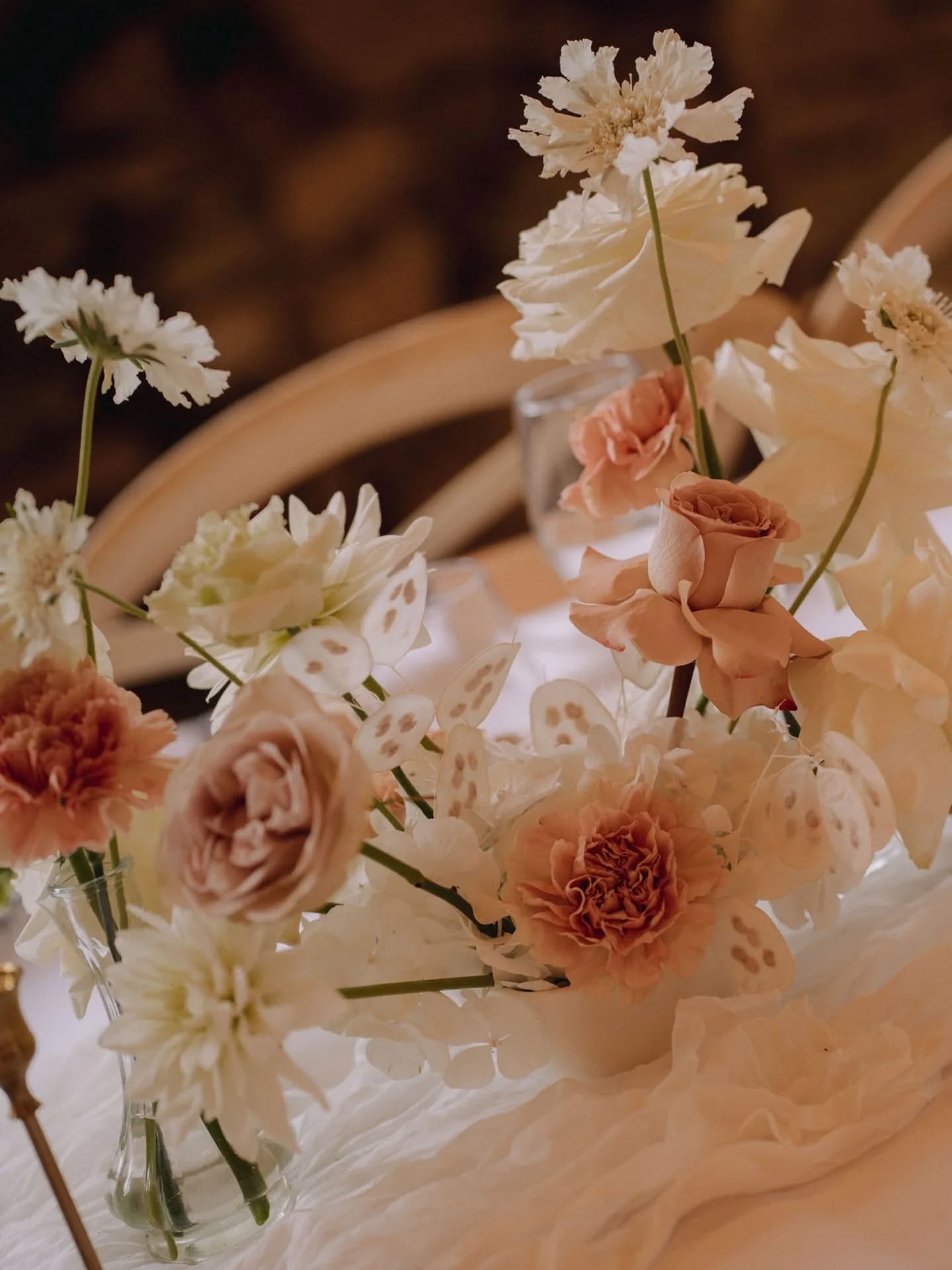 ✨️ J & M ✨️
Un coin repas plein de poésie et de douceur. Un mélange subtil entre bougies et fleurs, entre lumière et matière 🕯
Photo: @marinearboriowedding
Lieu: @closdutuilier
Décoration : @caravanepalace_events
#fleuriste #flowers #frenchweddings #flowerlovers #fleursmariage #fleuristeevenementiel #flowerarrangement #mariage #mariageenprovence #weddingtable #weddingprovence #weddingsouthoffrance #wedding