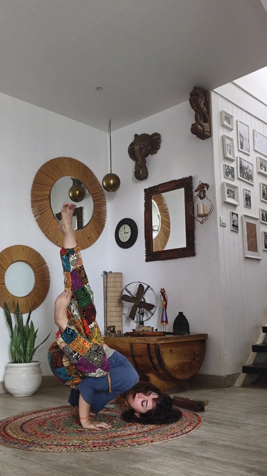 English 🔛فارسی
In yoga, every arm balance teaches more than physical control — it invites us into trust, focus, and breath. 🌬️
در یوگا، هر تعادلِ دستی چیزی فراتر از کنترلِ بدن است؛ دعوتیست به اعتماد، تمرکز و آگاهی از نفس. 🌬️
🔸 Grasshopper Pose (Parsva Bhuja Dandasana)
combines a deep twist, hip opening, and arm strength, symbolizing transformation — the moment when grounded roots turn into wings.
🔸 پوزیشن ملخ (پارْسوا بوجا دانْداسانا)
ترکیبی از پیچش عمیق، باز شدن لگن و قدرت بازوهاست که نمادِ دگرگونی است — لحظهای که ریشهها به بال تبدیل میشوند.
🔸 Fallen Angel Pose
softens that effort into grace and surrender, opening the heart while staying grounded.
🔸 پریِ افتاده (Fallen Angel)
تلاش را به نرمی و پذیرش تبدیل میکند؛ قلب را میگشاید و در عینِ سبکی، ریشه در زمین دارد.
Together, they reflect the duality of practice — strength and softness, earth and sky, effort and ease. 🌿
در کنار هم، دوگانگیِ مسیرِ تمرین را نشان میدهند — قدرت و نرمی، زمین و آسمان، تلاش و آرامش. 🌿
#YogiMona #grasshopperpose#parsvabhujadandasana #FallenAngelPose #YogaBalance #ArmBalanceYoga #MindfulMovement #یوگی_مونا #حرکات_تعادلی_قدرتی #یوگا_قدرتی #حرکت_ملخ #یوگا_تعادلی