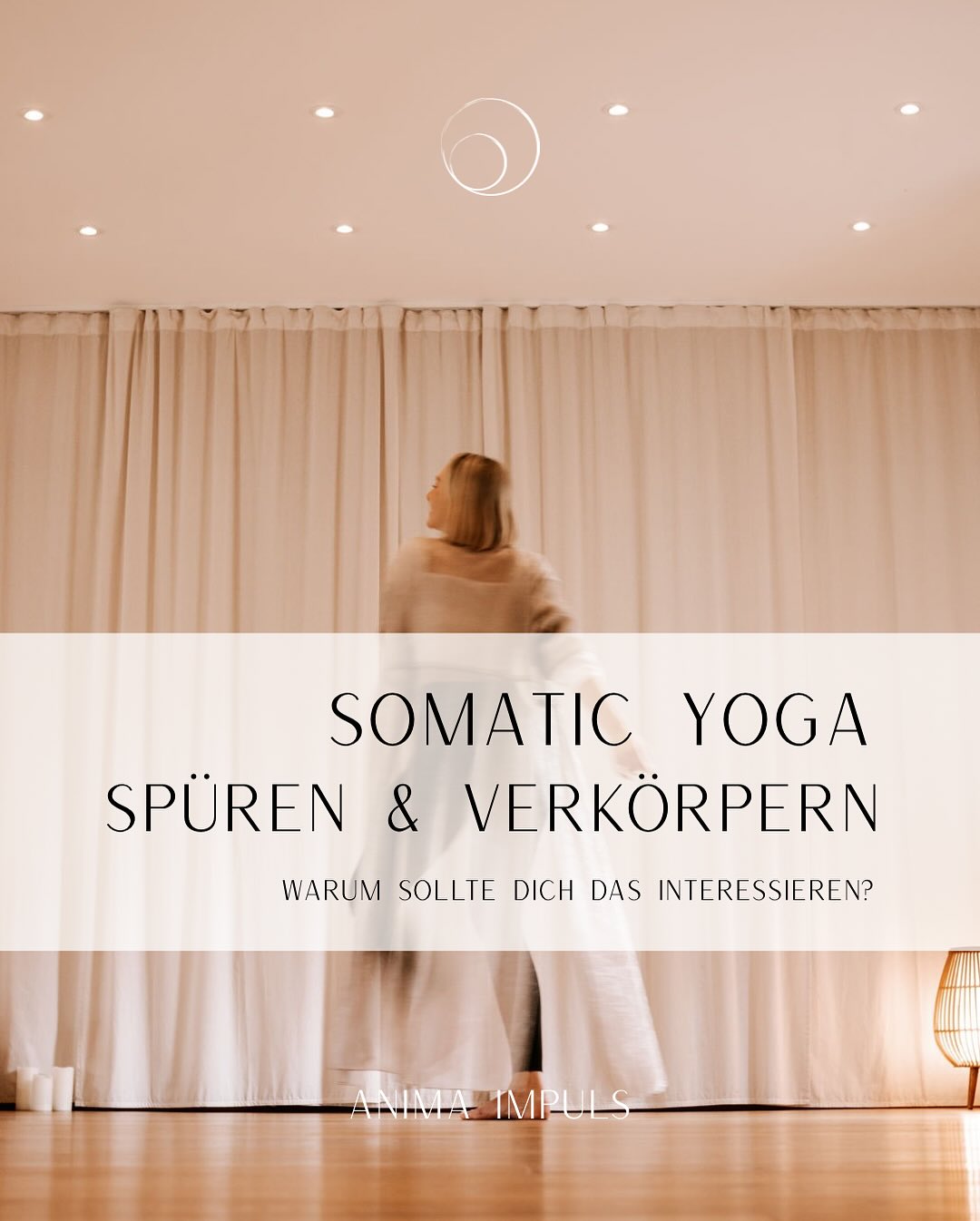 Somatisches Yoga ist in unseren Kreisen in aller Munde. Ein neuer Hype oder steckt hier wirklich etwas „mehr“ dahinter?
Seit 2022 ist das ANIMA Yoga eröffnet und mit der Eröffnung des Raumes hat sich auch ein eigener Yogastil entwickelt, welcher aus unserem Inneren heraus entstanden ist. Wir hatten dafür keine Etikette oder einen speziellen Namen. Das funktionelle Bewegen und das Fühlen standen bei uns immer im Vordergrund.
Ehrlicherweise haben wir uns anfangs schon auch noch nach außen orientiert und versucht es „den andern Recht zu machen“ und ein Yoga angeboten, welches nicht nach unserem Empfinden war. Nach und nach haben wir uns mehr getraut aus uns heraus zu gehen und ein spüriges Yoga anzubieten. To be honest - wir haben dadurch auch einige Yoginis „verloren“; gleichzeitig auch neue dazu bekommen, die neugierig auf unseren Yoga Stil waren und es immer noch sind.
„Ich kann nicht erklären, was in euren Yogaeinheiten geschieht, aber es berührt mich tief und schafft ganz ein stimmiges Körperbewusstsein.“, um hier eine unserer Stamm Yogini zu zitieren.
Nach einigem Recherchieren und Lesen haben wir herausgefunden, dass Somatisches Yoga/Embodiment Yoga ein in den letzten Jahren „entwickelter“ Yogastil ist, welchen wir bereits seit einigen Jahren unbewusst praktizieren. Somit hat das „Kind nun einen Namen“ und wir fühlen uns noch mehr angekommen.
Somatisches Yoga verbindet Nervensystemarbeit, Psychologie sowie Bewegung- und Körpertherapie mit den Lehren des Yoga. Eine wunderbare Symbiose aus verschiedenen Ansätzen, die alle zum Ziel haben ein bewussteres Körperempfinden und mehr Wohlbefinden in den Menschen zu kreieren.
Was bringt dir eine somatische Yogapraxis:
- Zugang zu deinem autonomen Nervensystem
- Aktivierung des Parasympathikus
- Entlastung des Sympathikus
- Erhöhtes Körperbewusstsein
- Gedankenkarussell wird ruhiger
- Du spürst dich wieder (mehr)
Kurzum, es lehrt dich wahrzunehmen, was in deinem Körper vorgeht und es über Bewegung, Atmung, Klänge und Spüren loszulassen oder zu integrieren. Es baut deine Stressmuster ab und gibt dir Freiheit.
Finde gerne deinen Raum fürs Spüren bei uns!
Sabrina & Caroline
#nervensystem #somaticyoga