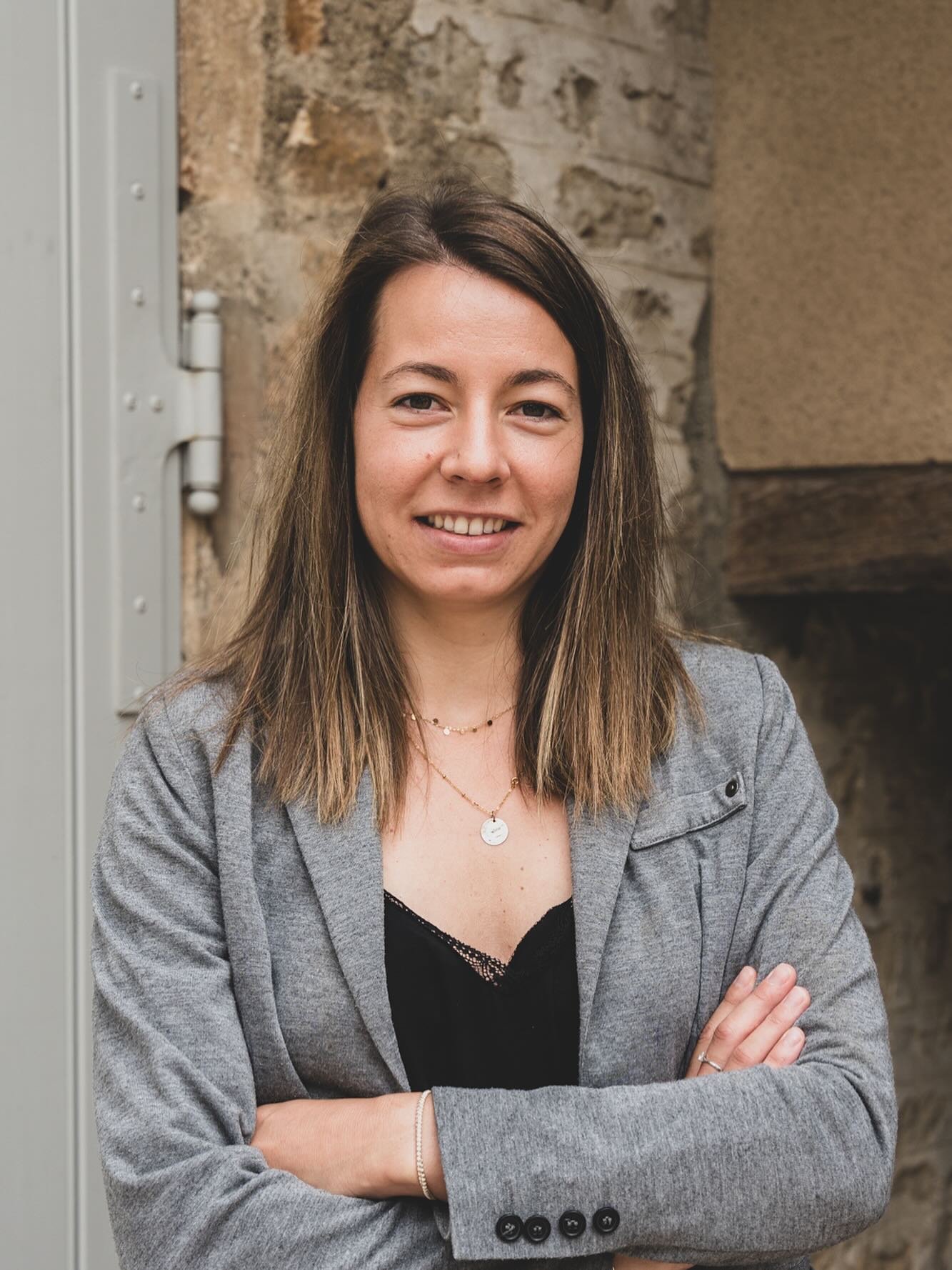 | LAURIE | Originaire du Beaujolais, Laurie connaît bien le monde viticole : ses parents sont viticulteurs à Morgon, et son compagnon est vigneron. Rejoindre la Maison Billard, c’était pour elle l’opportunité d’intégrer une entreprise à taille humaine, avec une dynamique claire et un vrai esprit d’équipe. Discrète et très observatrice, elle découvre aujourd’hui les rouages d’une maison où le service occupe une place centrale, et partage son temps entre des missions administratives pour le stock et pour l’agence. Ce qu’elle aime particulièrement ? Être utile, et contribuer à faire avancer les choses. « Trouver des solutions, ça me motive ! » dit-elle simplement. Un rôle qui demande une certaine polyvalence, une capacité d’écoute et… une vraie réactivité : « Je pensais que la Maison Billard, c’était surtout du commerce. Aujourd’hui, je vois tout l’accompagnement qu’il y a derrière, pour les domaines comme pour les clients. »
📸 @_leboncliche
✍🏻 @atelier.soubiran
#teamMB #maisonbillard #marchanddevin #denicheurdevins #vindartisans #agentdevignerons