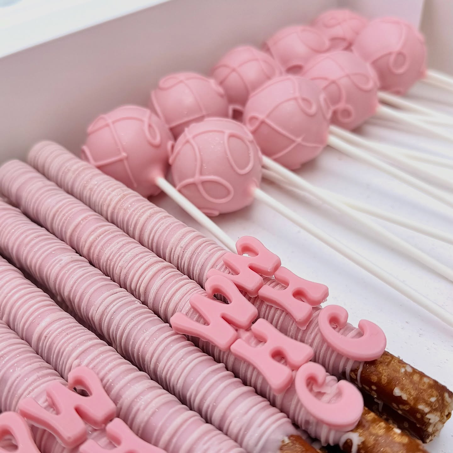 A wholeheartedly delicious order for @wholeheartedhealingcollective 🩷
•
Order for your next company event at www.thesweetsideofgi.com
#cakepops #dippedpretzels #homebaker #baking #njbaker #njdesserts