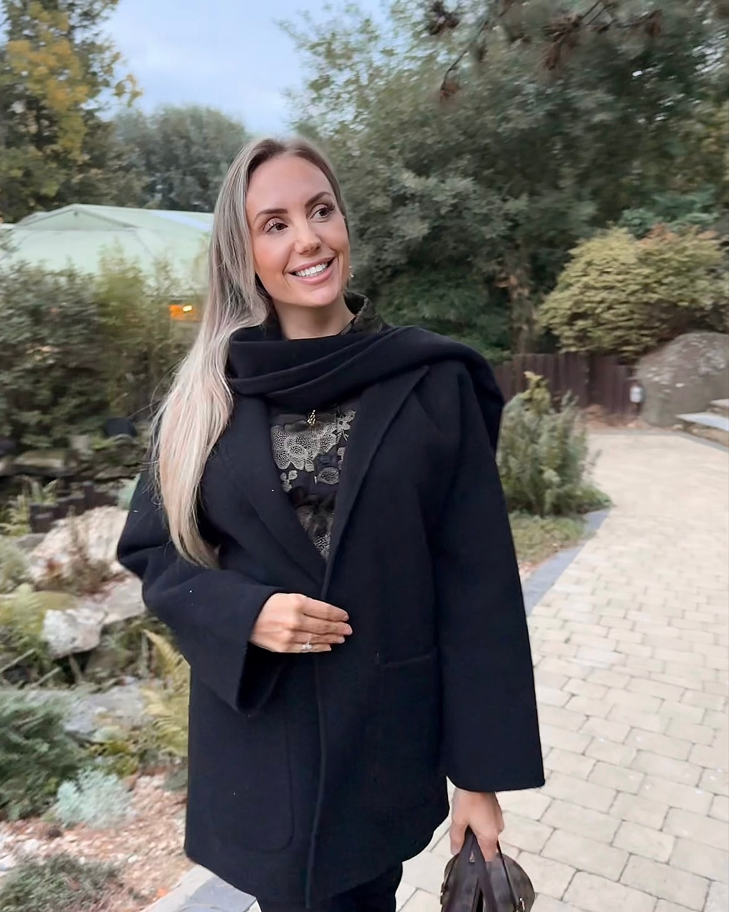 Chilly but dry autumn evenings call for timeless layers, golden hour strolls, and a touch of quiet luxury 🖤
Boots on, coat draped over, feeling that crisp air and cosy season energy 🍂
I especially love living in the Cotswolds this time of year when all the leaves are turning gorgeous shades of red orange and yellow, and the smell of log burning fires float through all the villages. It’s helping me to get excited for the upcoming festivities when beautiful displays light up dark evenings.
Our first little trip of the season is this weekend. A local cosy night away, just myself and Laz, and I can’t wait to share this beautiful location with you 😍 I will reveal all the details as and when they happen on my stories over the weekend, so if you want the first look at what we get up to make sure you stay tuned 🥰 🤍
#autumnishere #thecotswolds #uktravelblogger