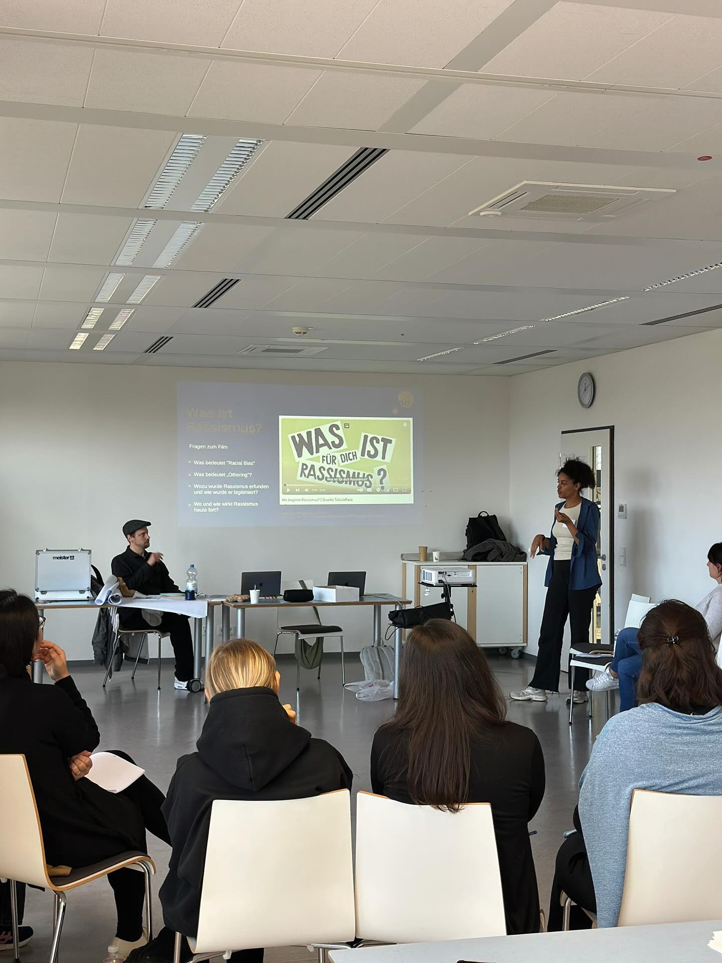 Zwei intensive Tage voller Austausch, Perspektivwechsel und ehrlicher Reflexion: Unser Workshop zum diskriminierungskritischen Unterricht hat uns herausgefordert und bereichert. 🌱
Ein riesiges Dankeschön an Janet Owusu @dyasponamics und Joachim „Jogi“ Scheuerer @5_elements_hiphop_workshops für ihre inspirierende, klare und empowernde Arbeit. Ihr habt Räume geöffnet, in denen wir als Lehrkräfte neu über Haltung, Sprache und Verantwortung nachdenken konnten.
Wir nehmen viele Impulse mit – für Unterricht, Teamarbeit und das eigene Bewusstsein. 💬✨
#diskriminierungskritisch #bildungverändert #avicenna #workshop #pädagogik #reflexion #lernen