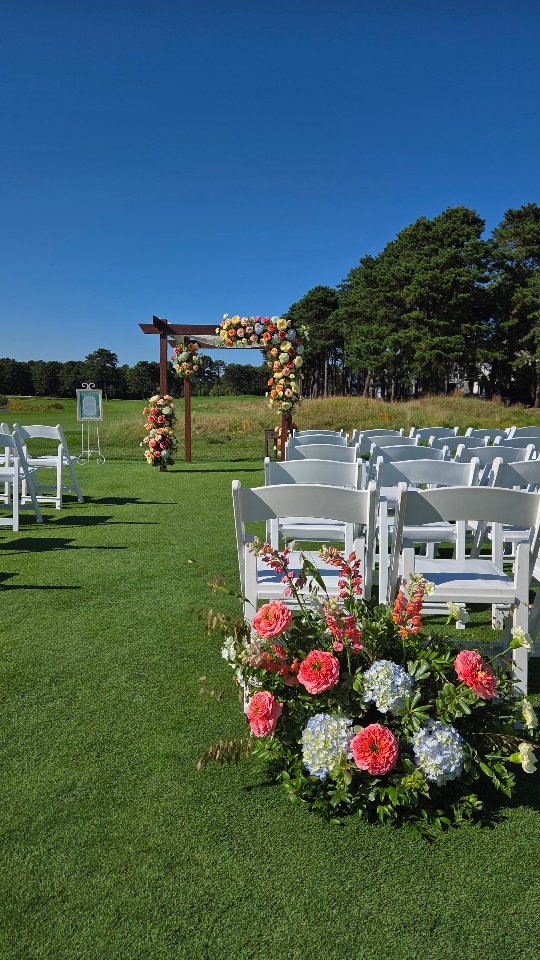 September Cape Cod vibes are immaculate ✨️
.
Vendors:
Venue: @WillowbendCapeCod
Photo: @SweetConnollyPhoto
Planning: @Everafterweddingco
Flowers: @GardenPartyCapeCod
Beauty: @Lockstarweddings
Band: @Night_Shift_Entertainment
Video: @MVPBestDay
Rentals: @PEAKeventservices
Cake: @Montiliosweddings
Guest Shuttle: #FiveStarBusCapeCod