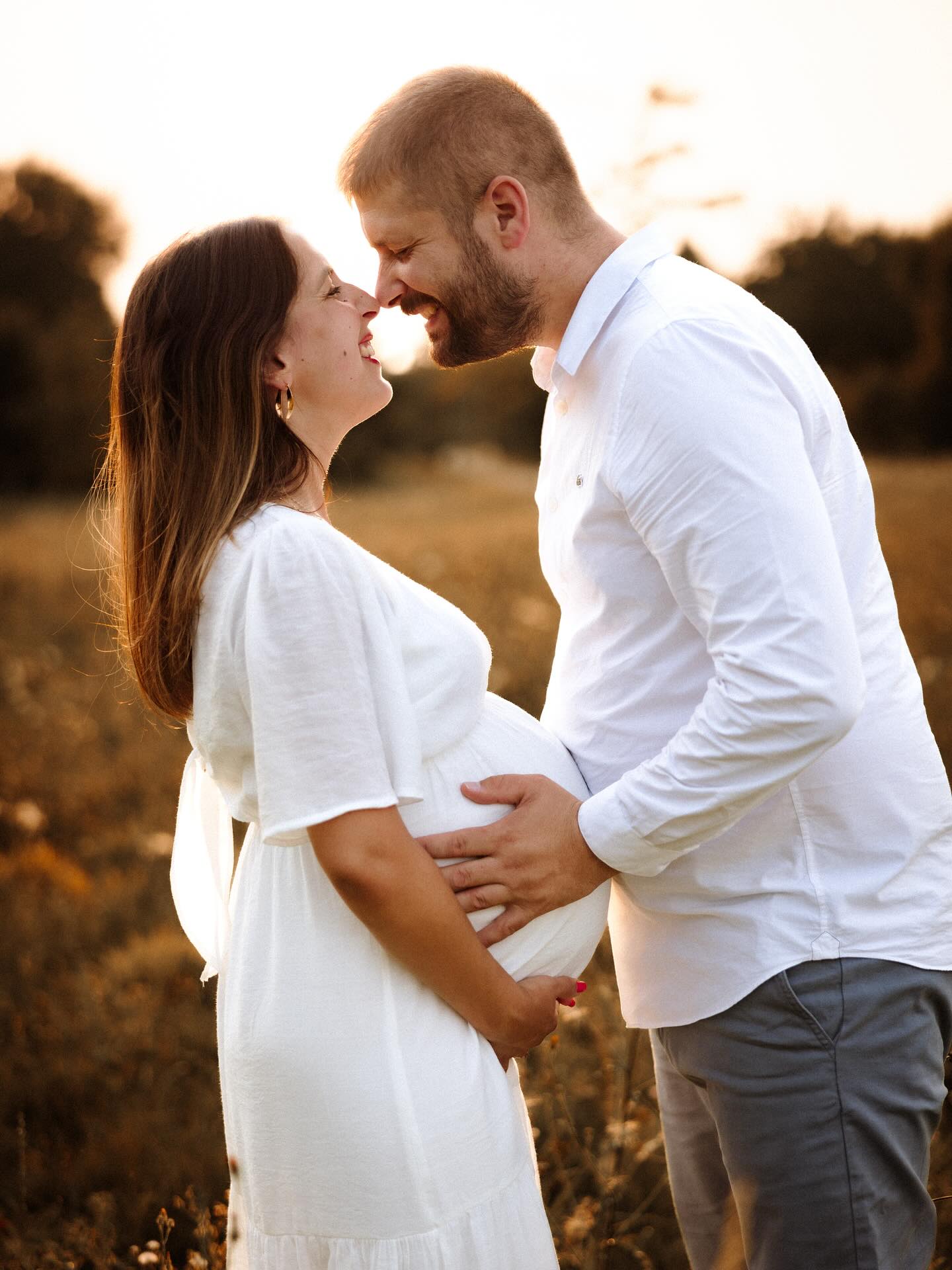 #seancegrossesse - M&R 📸
On a attendu que le soleil soit juste au bon niveau…
Et la magie a opéré.. encore 🥰
Les derniers rayons dorés, un vent léger, des regards pleins d’amour — tout était réuni pour capturer ce moment unique avant l’arrivée de bébé.
Ces séances au coucher du soleil, c’est vraiment mon moment préféré de la journée pour immortaliser votre amour. 🧡
📸 Elodie.B - Photographie
Photographe basée en Seine-et-Marne & IDF.
Mariage, Maternité, Naissance & Famille.
🌐 www.elodiebphotographie.com
@elodie.bphotographie
elodie.b-photographie@outlook.com
#photographe77 #photographeseineetmarne #photographeiledefrance #photographemariage #photographemariage77 #photographematernite #photographematernite77 #photographegrossesse #photographegrossesse77 #photographeparis #shootinggrossesse #shootingbebe #shootingnaissance #shootingnaissance77 #shootingmaternite77