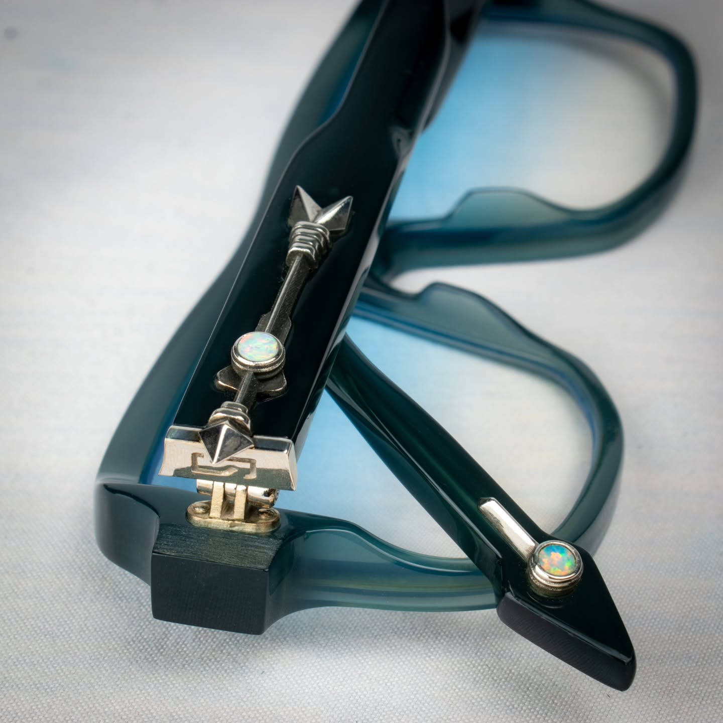 Handcrafted from acetate, adorned with antique silver and natural opals.
A precise balance of structure and detail, where eyewear becomes sculpture.
#JAUPIN #Luxury #Eyewear #Opal #Handcrafted #MadeInDubai