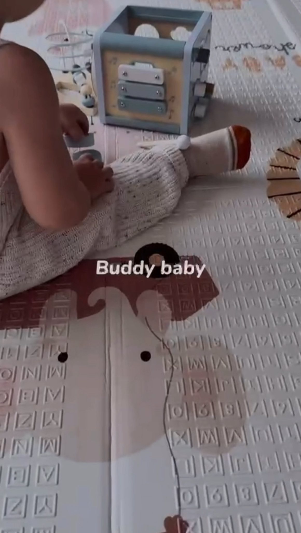 En casa de nuestros amigos Buddy la alfombra de juegos es el sitio perfecto para jugar con su bebé❤️ Es blandita, aisla al peque del suelo y segura para las caída. Además es muy bonita ✨ Y vuestros peques ¿Tienen alfombra de juegos dónde siempre van a jugar?
www.buddybabyworld.com
In the house of one of our Buddy customers the mat is the place to go when their little one wants to play with his toys ❤️ Have you got a play mat for your baby? Get one in our website: buddybabyworld.com
#alfombradejuegos #cubomontessori #alfombrabebe #alfombraniños #buddybabyworld