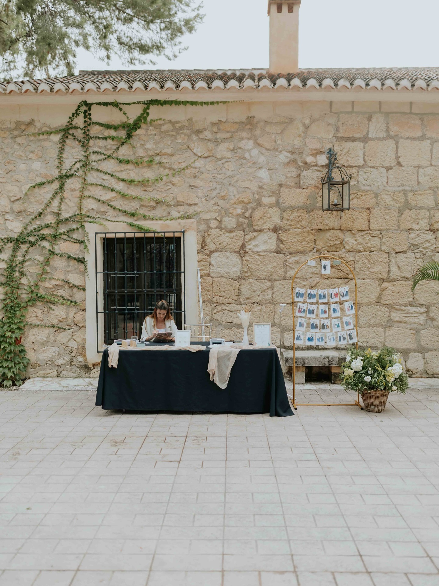 Recap de fotos bonitas que nos hizo 𝐽𝑎𝑣𝑖𝑒𝑟 𝐵𝑒𝑟𝑒𝑛𝑔𝑢𝑒𝑟 en la boda de Celia y Borja ✨
🖌️Mi compi @jm.estudioart
📷 @javierberenguer
🌼 @lasfloresdeaurora.es
🏷️ @palet.mood
🥯 @daluacatering
💒 @fincatorrebosch
#wedding #liveart #arteenvivo #ilustradoras #ilustracionesendirecto #torrebosch #alicante