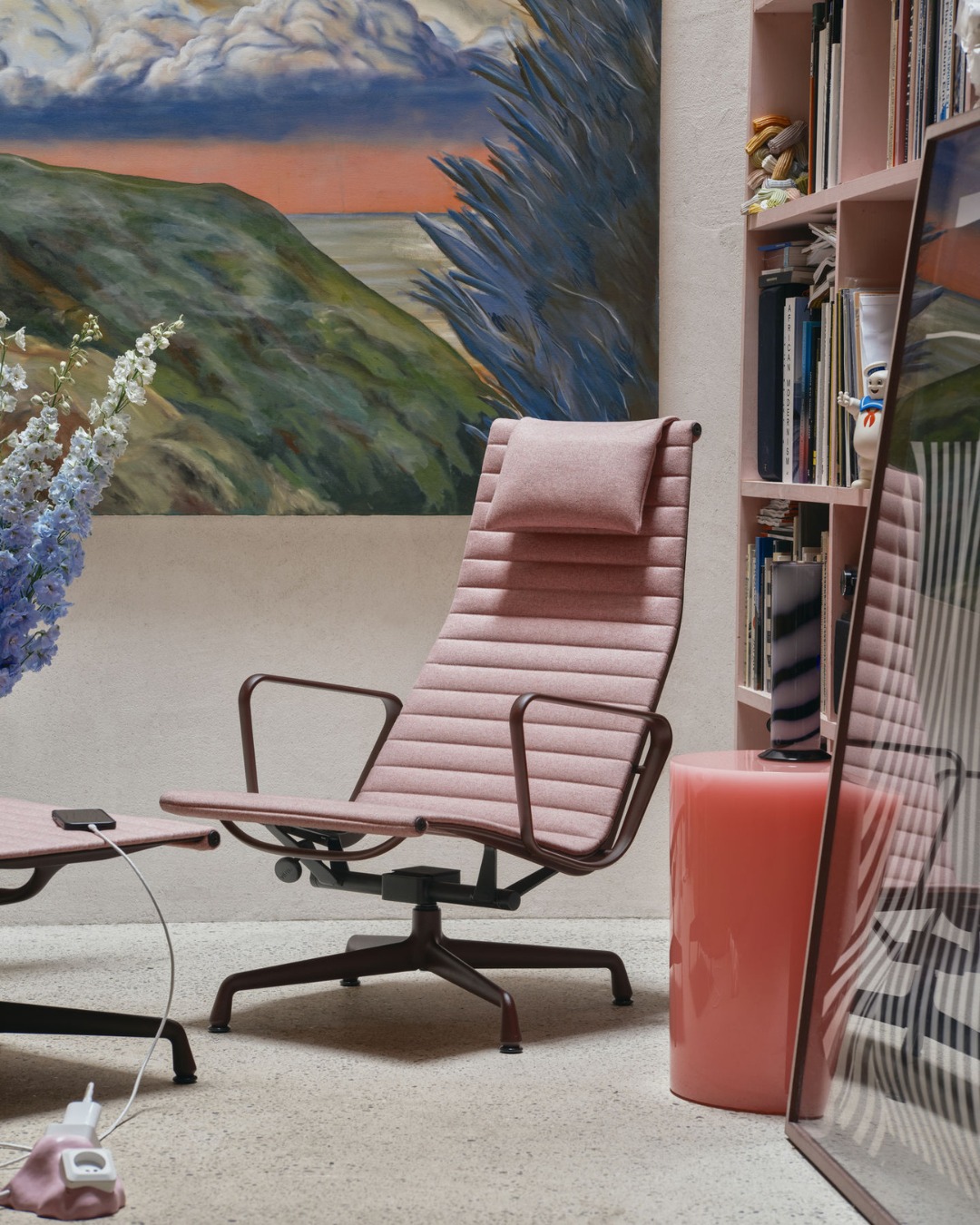 Die Eames Aluminium Chairs und Soft Pad Chairs bil…