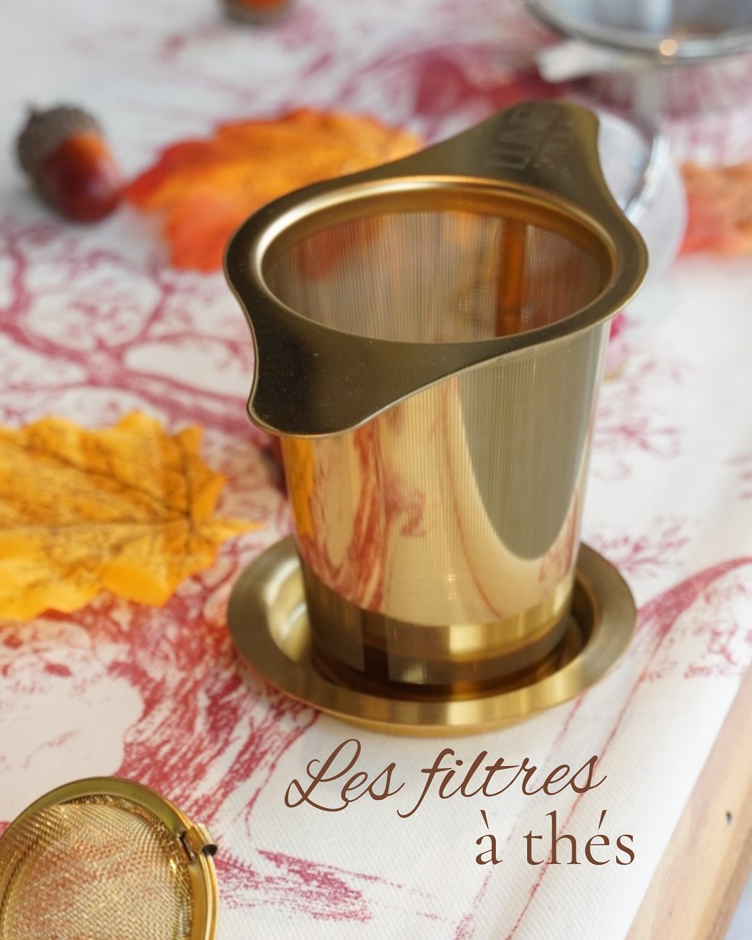 🌿 Vous utilisez quoi pour infuser votre thé ? 🌿
À chaque feuille, son infuseur 🍃
Un bon thé mérite la juste attention… et le bon accessoire !
🤍Pinces fines pour les thés délicats
💫 Infuseurs en métal doré pour les grandes feuilles
🧦 Chaussettes à thé en coton bio pour les infusions généreuses
▶️ chaque outil a son rôle à jouer pour révéler toute la richesse de votre tasse.
Et selon l’instant, on adapte aussi la taille :
✨ l’infuseur individuel pour une tasse rien qu’à soi,
🍃 la chaussette ou le grand filtre pour la théière de toute la famille.
Des accessoires jolis, pratiques, et à prix doux, parfaits comme petits cadeaux pour les amoureux du thé.
🫖 Chez Betjeman & Barton Tours, on choisit son infuseur comme on choisit son thé : avec goût, précision et plaisir. Métal, or, coton bio… l’art d’infuser devient un rituel aussi beau que bon.
💫 Venez découvrir en boutique (ou sur le site) tous nos accessoires d’infusion, pour vous… ou pour glisser sous le sapin.
#infuseur #filtresthé #betjemanandbarton #ritueldethe #accessoiresthe #infuseurthe #tours #momentdethe #noel2025 #cadeauxnoel #ideescadeaux #boutiquethe