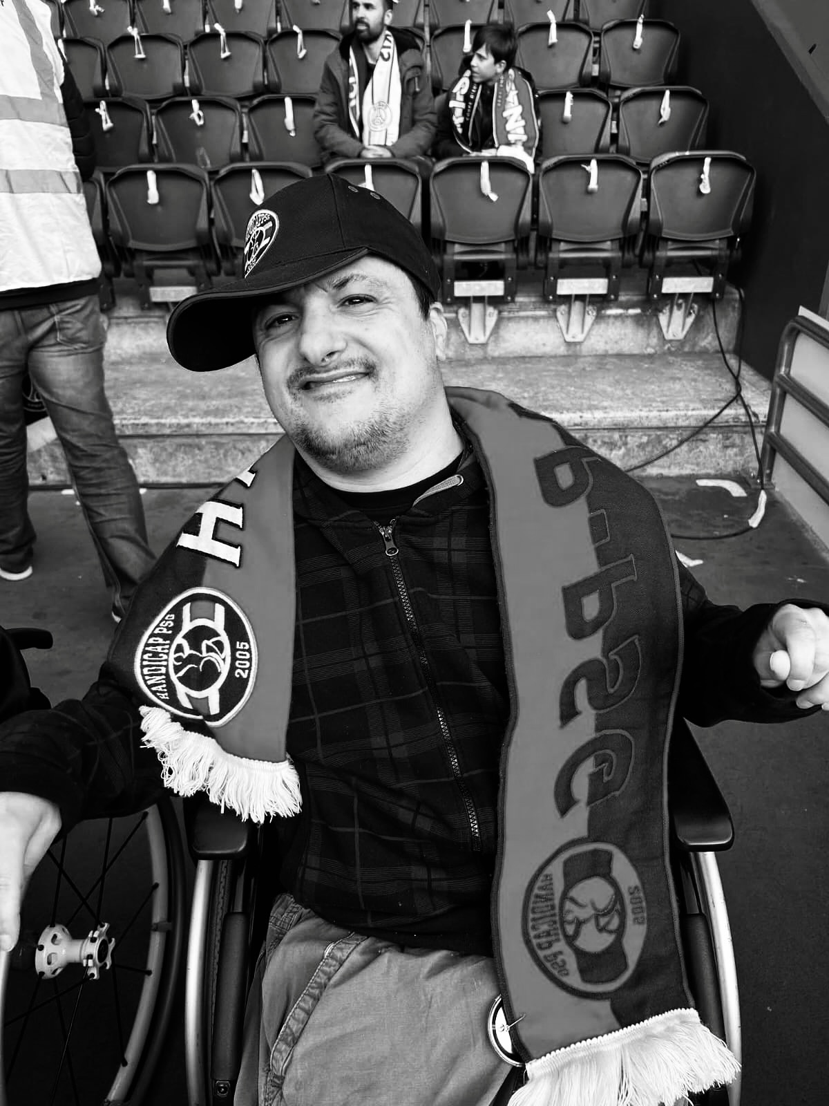 C’est avec une grande tristesse que nous avons appris le décès de Julien, fidèle adhérent de Handicap PSG.
Il y a encore quelques semaines, Julien était parmi nous au Campus PSG, rayonnant de joie à l’idée de rencontrer les joueurs avant le Classico.
Sa gentillesse, son enthousiasme et son amour du club partagé dans notre tribune avec son père laisseront un souvenir fort.
Nous adressons nos plus sincères condoléances à sa famille et à ses proches.
En sa mémoire, une banderole lui sera dédiée lors de PSG – Strasbourg au Parc des Princes.