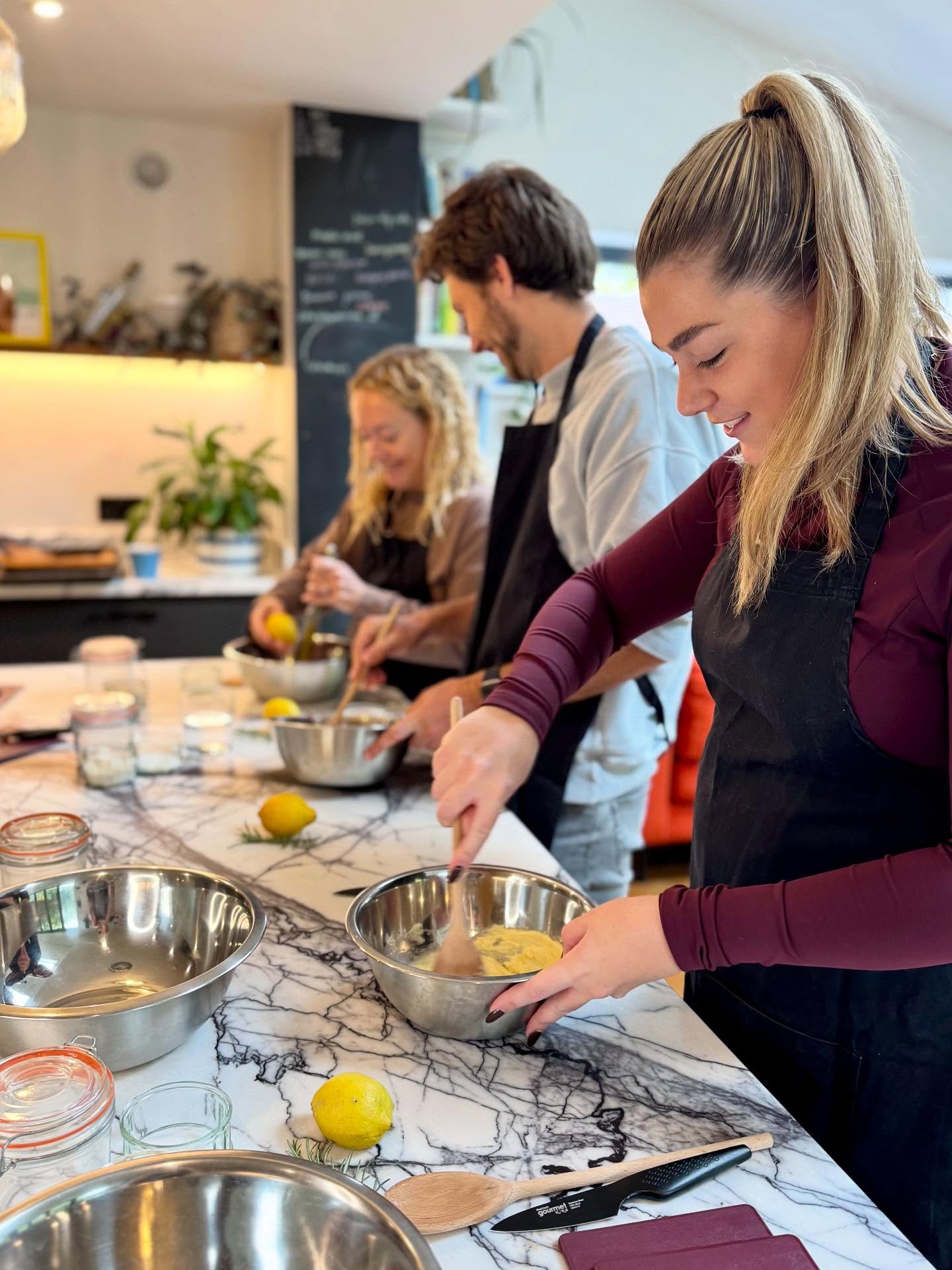 A few snaps from this weekend’s vegan baking class 🍰
Our first male baker, Steve, turned up slightly worse for wear but a bit of sugar got him through!
#frome #fromeevents #fromesomerset #plantbasedcookeryschool #vegancookeryschool #PlantBased #vegan #littlefromecookeryschool #veganbaking #cake