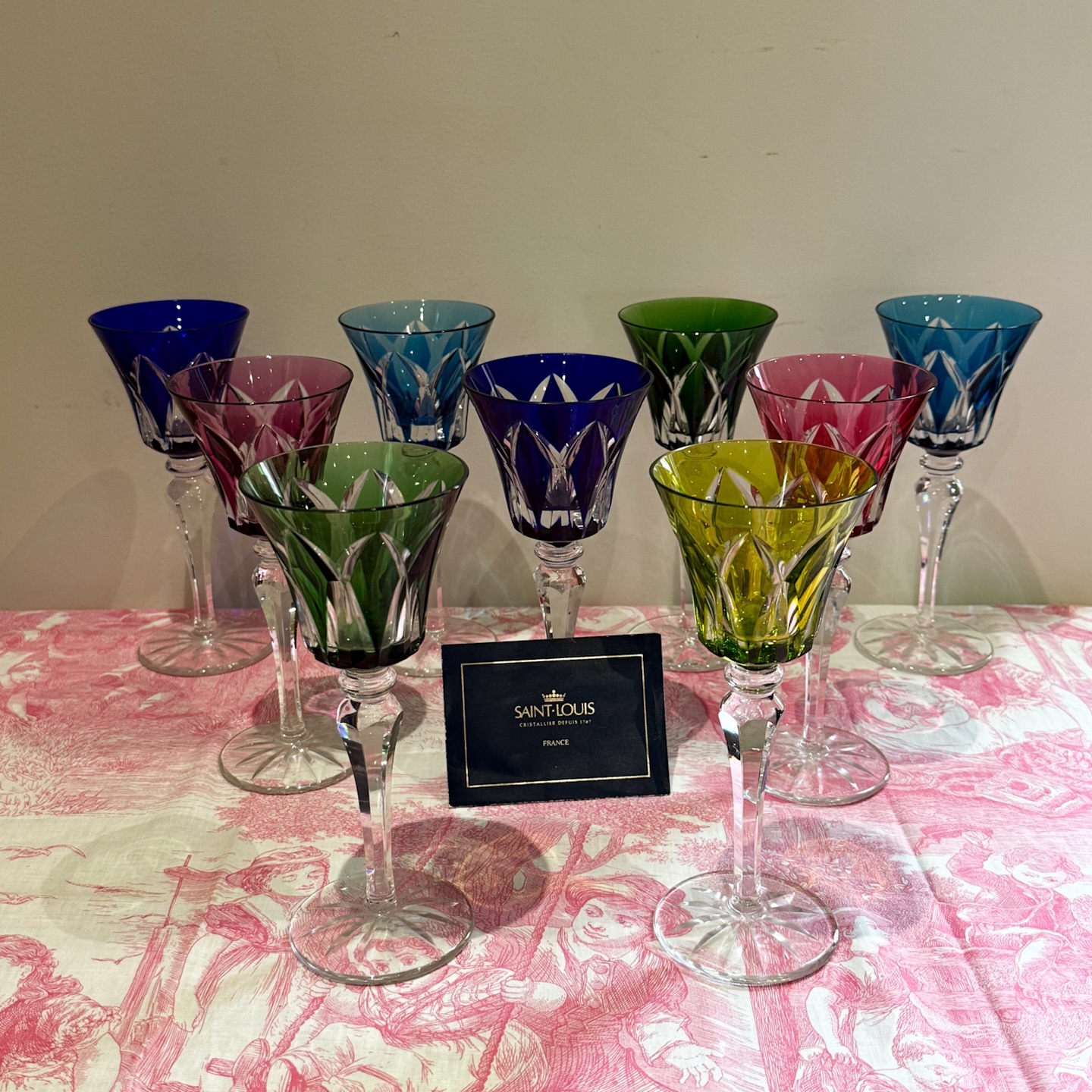 Saint Louis superbe série de neuf verres Roemers modèle Camargue .
Cristal taillé doublé en couleur, jambage à facettes et pieds étoilés.
Hauteur : 20,4 cm
Ø au buvant : 8,5 cm
Ø pied : 8 cm
Poids d’un verre : 362 grammes
En parfait état, belle brillance signés sous les bases du cachet de la cristallerie Saint Louis .
Une magnifique prestance sur table .
🛒 prix et disponibilité dans la boutique en ligne .
#cristal #roemers #saintlouiscrystal #camargue #couleurs #artdelatable #artderecevoir #savoirfairefrançais #décoration #decorationdetable #antiquites #misslittlebottle