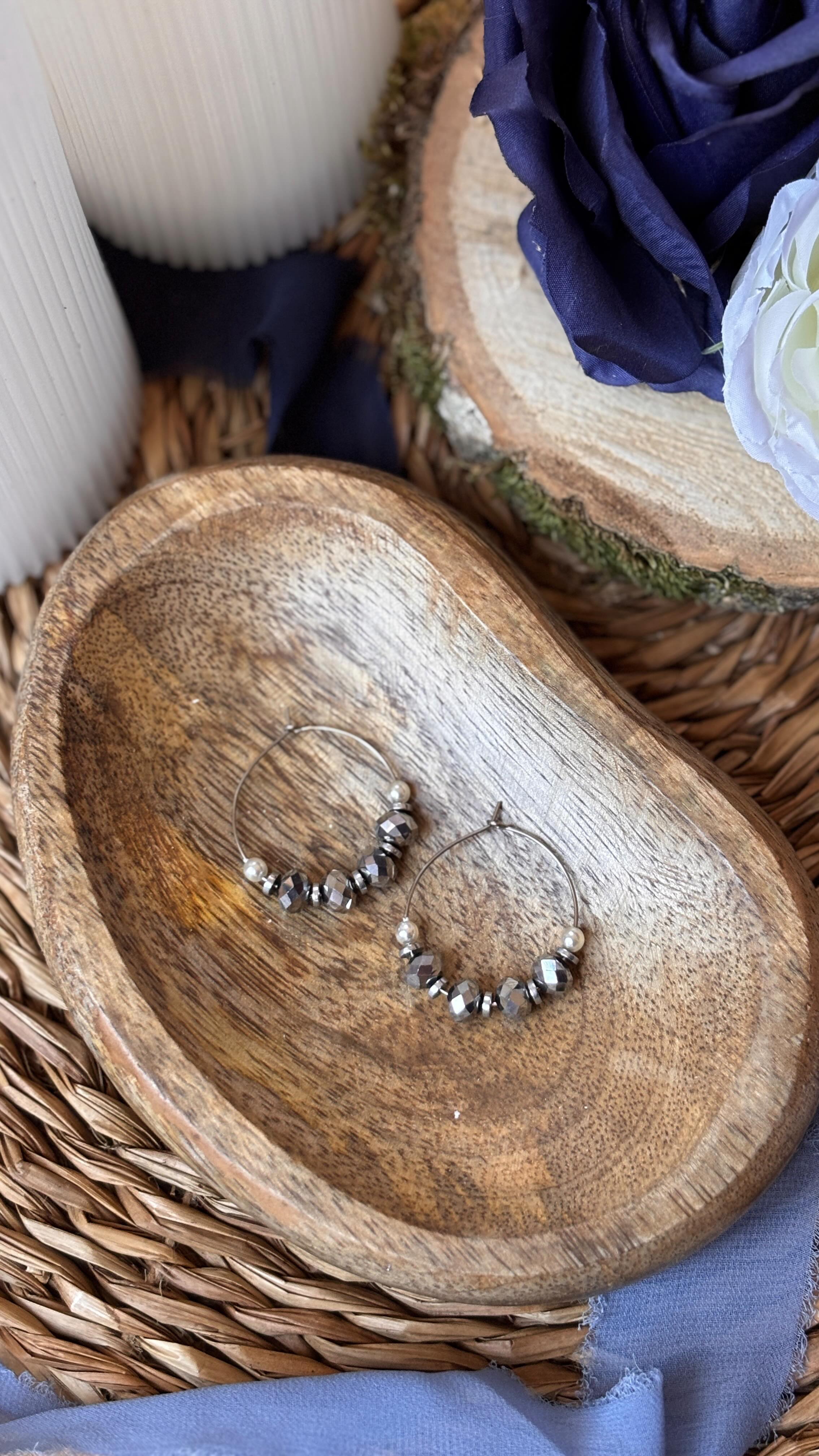 J’ai décidé de ne pas choisir, car je ne VEUX pas choisir. Parce qu’après tout, qui a dit qu’il ne fallait faire QUE des bijoux ? QUE de la gravure ? 🤷♀️Moi, j’aime faire de tout, et j’ai décidé de l’assumer pleinement 🥳
Parce que créer de mes mains me rend heureuse. C’est ça, la fabrique joyeuse 💙
#linogravure #linocut #printmakersofinstagram #handmade #linoldruck #inkprintrepeat #linocutprint #bijoux #bouclesdoreilles #faitmain #creatricefrancaise #creatrice #creativity #fabriquéenfrance