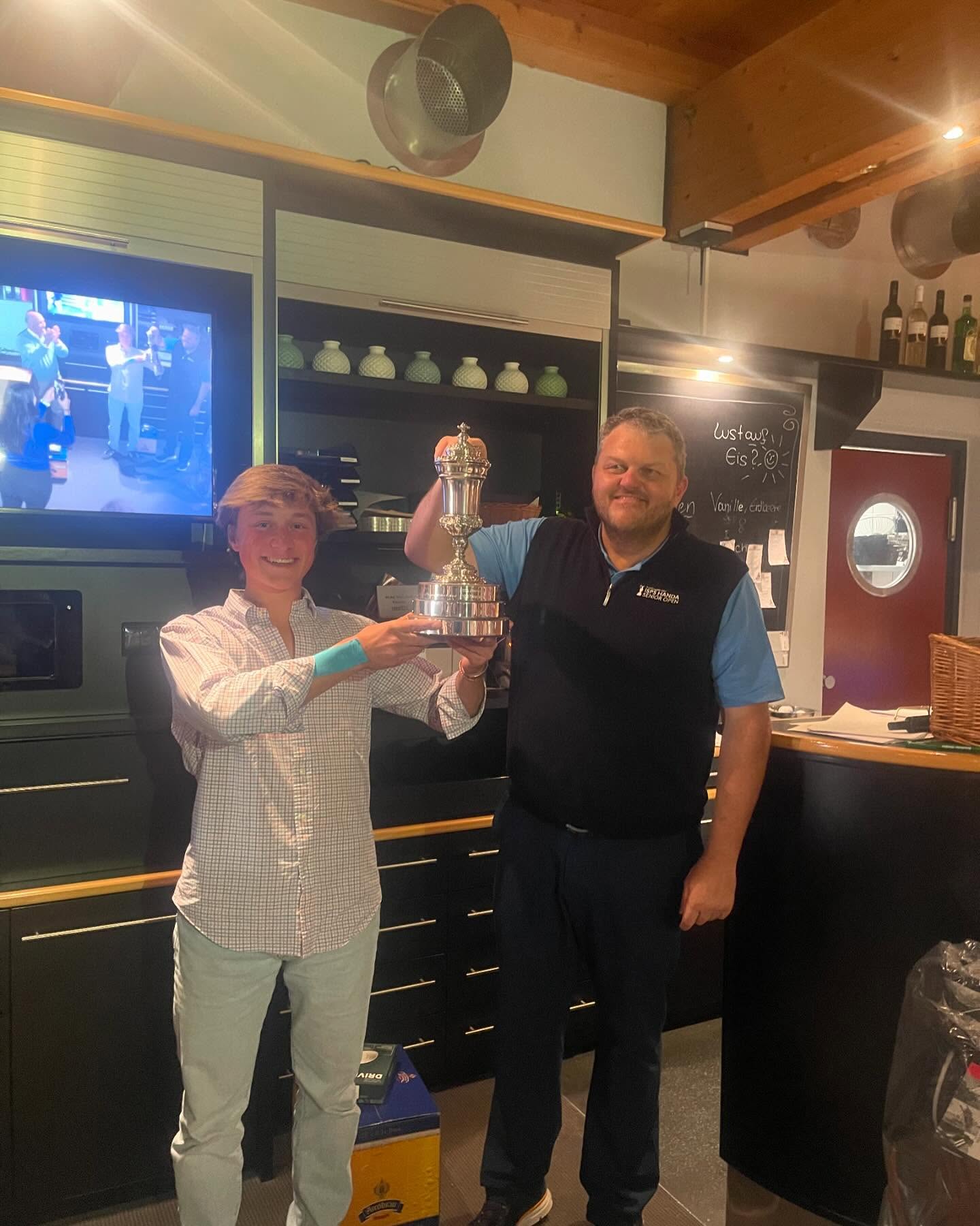 Eindrücke und Bilder der Gesamtsieger des diesjährigen Arco Grünbach Cups. Insgesamt ging es über drei Spieltage, Erding Grünbach, Gäuboden Straubing und das Finale dahoam auf da Rusel. Für das leibliche Wohl und den „Durst“ wurde bestens gesorgt. Danke an den großzügigen Sponsor der 3er Serie Graf Ulrich von und zu Arco-Zinneberg.