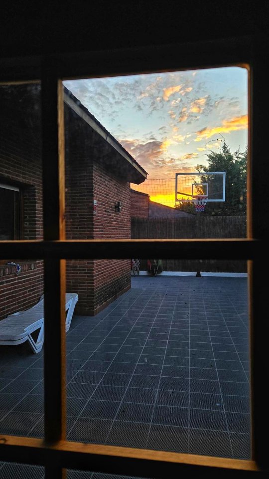 Hay lugares que te recuerdan lo bonito de lo simple. Un café tranquilo, una piscina en silencio, un libro al sol, un atardecer que abraza, un brindis al anochecer, una cena lenta y una noche en calma.
Eso es Ca La Mary.
Un día aquí y vuelves a ti. ✨
👉🏼 Sí tú también necesitas un día así, escríbeme.
#CaLaMary #escapadacostabrava #refugiodecalma #desconexion #escapadaconencanto #slowliving #momentosquesanen #pequeñascosasgrandes #costabrava #alojamientoconencanto
#vidreres #disfrutarelpresente