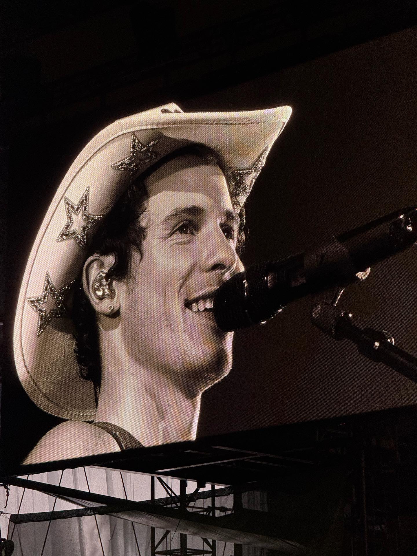 Foi uma longa estrada, mas um belo caminho! Vimos de pertinho alguns shows da On The Road Again Tour nos Estados Unidos e relembramos como Shawn Mendes reencontrou seu amor pelos palcos. 🤎
Leia a matéria completa em www.weinthecrowd.com
✍️📷 Amanda Spindola