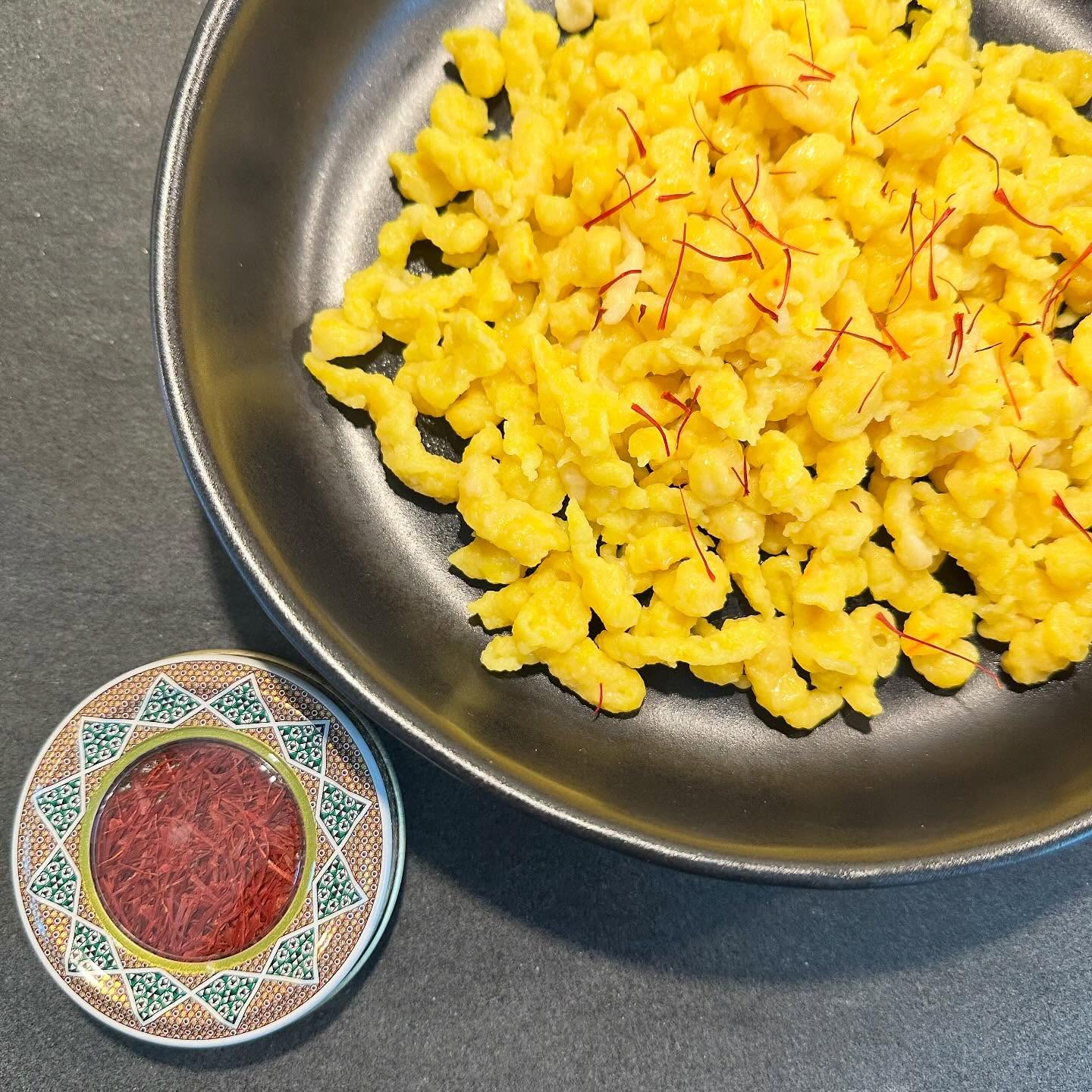 💛 Safran-Knöpfli 💛
Ein Stück Schweiz mit einem Hauch Orient 🌍✨ Diese hausgemachten Safran-Knöpfli leuchten golden und duften herrlich aromatisch – dank echtem iranischem Safran, einem der edelsten Gewürze der Welt. 🌸
👩🍳 Rezept für 2–3 Portionen:
• 250 g Mehl
• 3 Eier
• 1 dl Milch oder Wasser
• 1 Prise Salz
• 1 Messerspitze Safranfäden – in wenig warmem Wasser eingeweicht
Zubereitung:
1. Safran im warmen Wasser ziehen lassen, bis sich die goldene Farbe löst.
2. Mehl, Eier, Milch und Salz verrühren.
3. Safranwasser dazugeben und zu einem glatten Teig schlagen (bis er Blasen wirft).
4. Teig durch das Knöpflisieb ins kochende Salzwasser drücken.
5. Wenn die Knöpfli an die Oberfläche steigen, abschöpfen und servieren.
🌿 Tipp: Mit etwas Butter oder frischen Kräutern – einfach goldig! ✨
#safranknöpfli #iranischersafran #safranlover #safran #homemadewithlove #foodlove #fusionkitchen #foodblogger #freshfood #swissfood #comfortfood #goldonthetable #orientalvibes